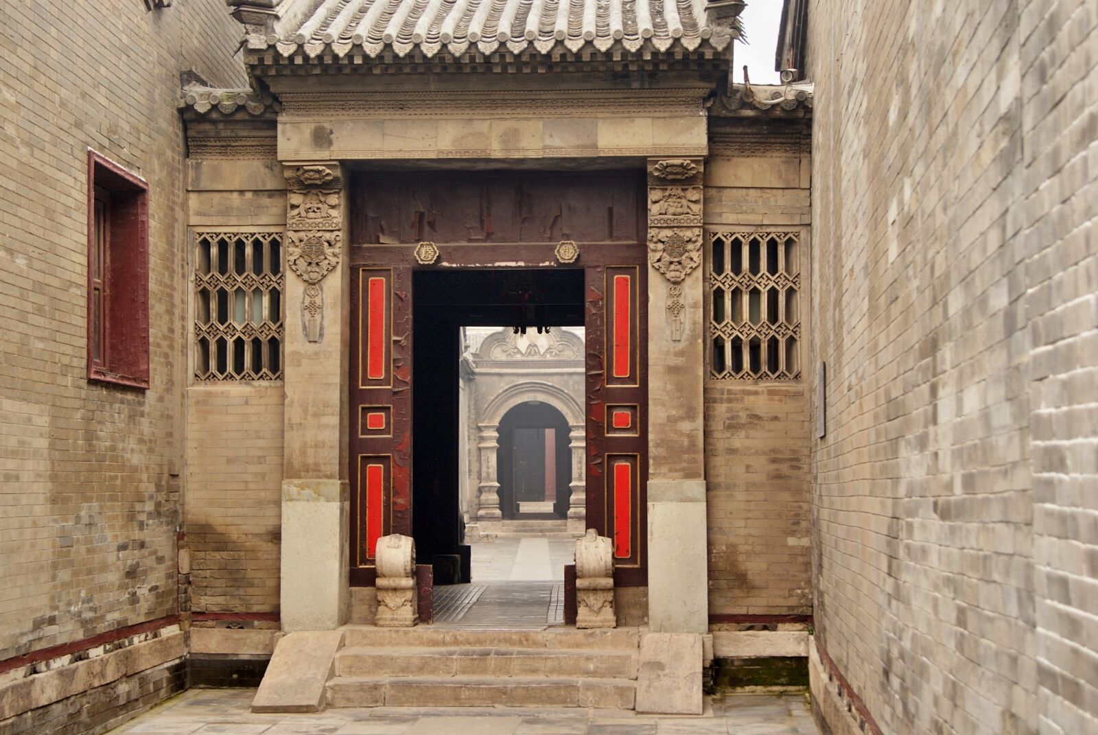 Sony Alpha DSLR-A230 sample photo. Door, perspective, pierre photography