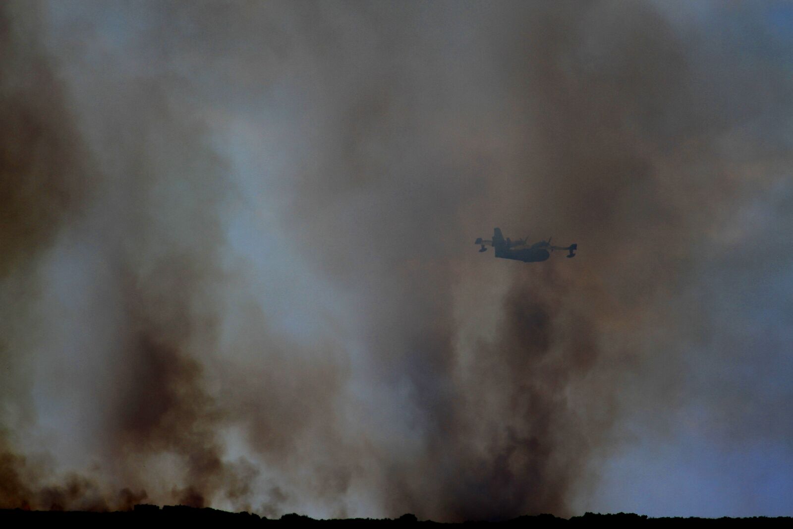 Canon EOS 7D sample photo. Canadair, fire, clape photography