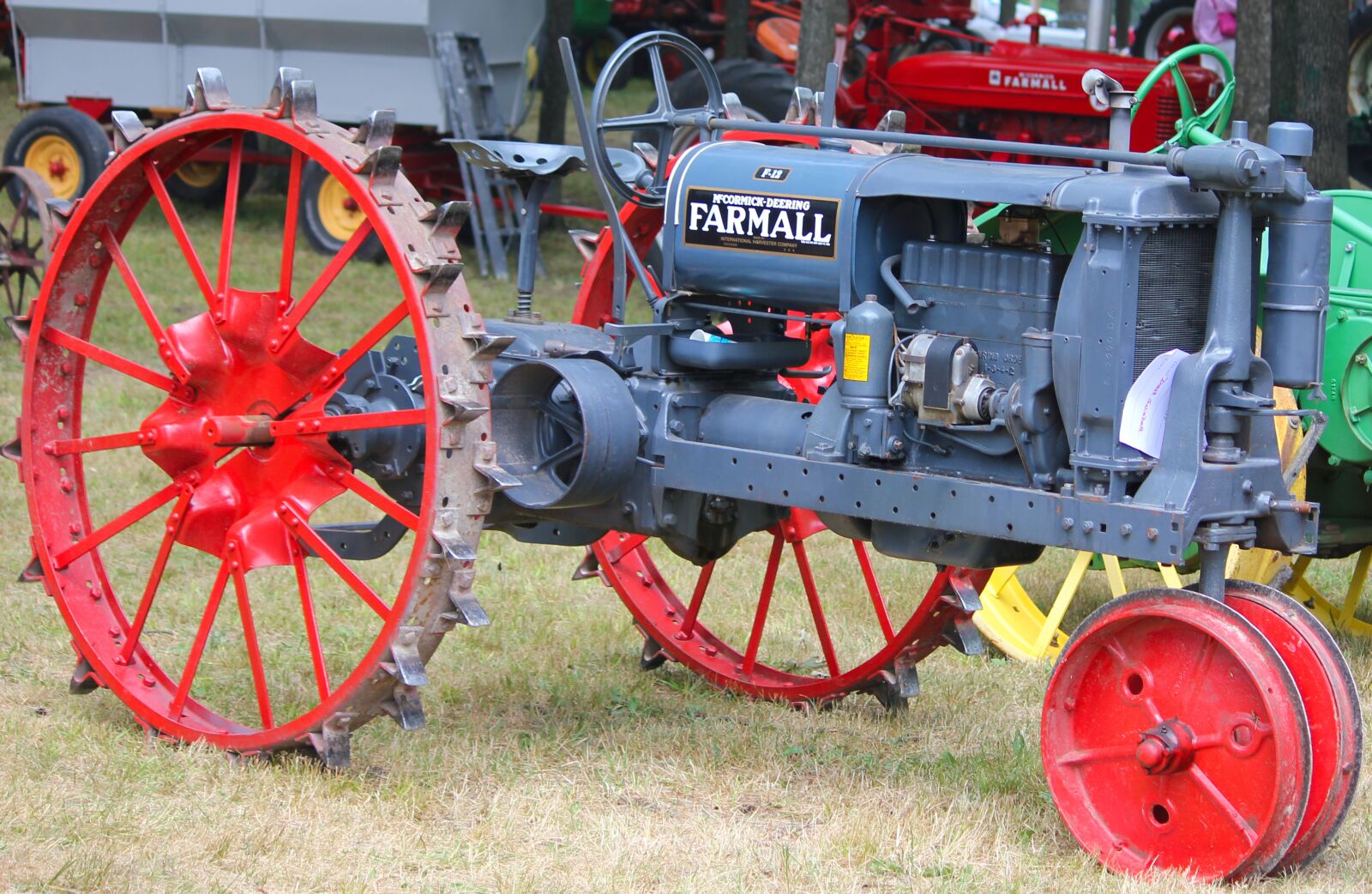Canon EOS 550D (EOS Rebel T2i / EOS Kiss X4) sample photo. Tractor, antique, old photography