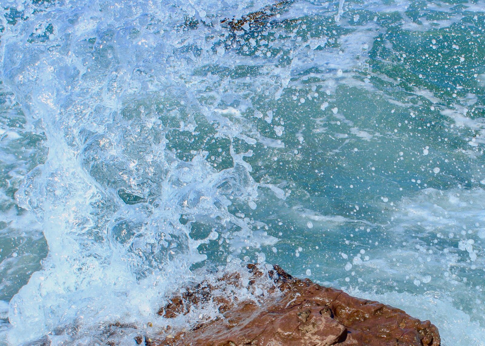 Canon EOS 1300D (EOS Rebel T6 / EOS Kiss X80) sample photo. Beach, splash, water photography