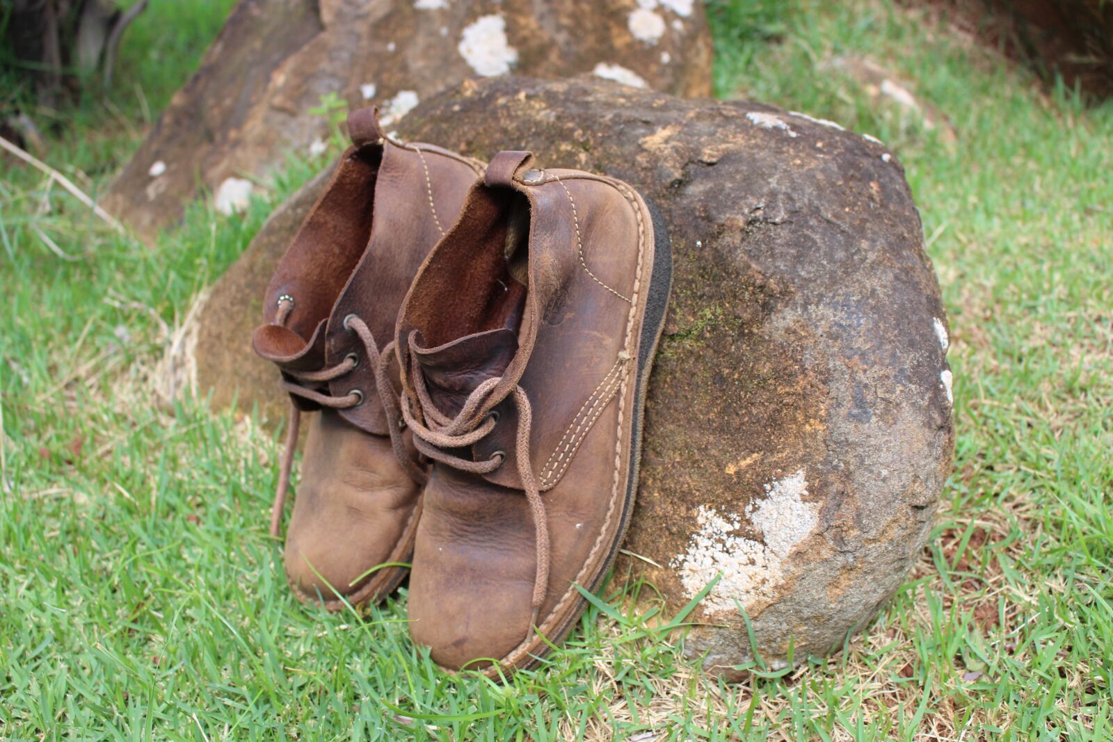 Canon EOS 700D (EOS Rebel T5i / EOS Kiss X7i) sample photo. Boot, stone, leather photography