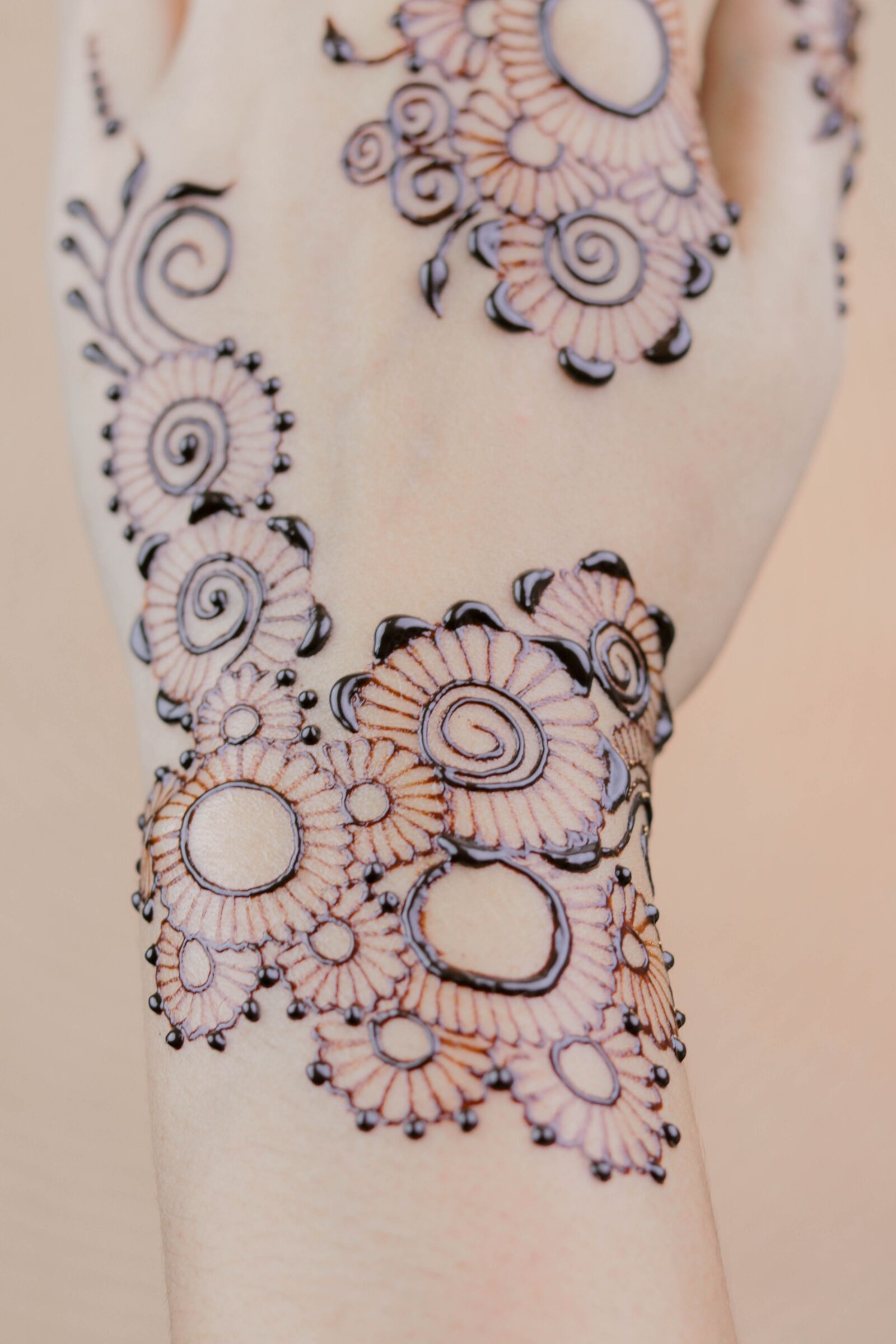 Canon EOS 80D + Canon EF 50mm F1.8 STM sample photo. Henna, hands, mehendi photography
