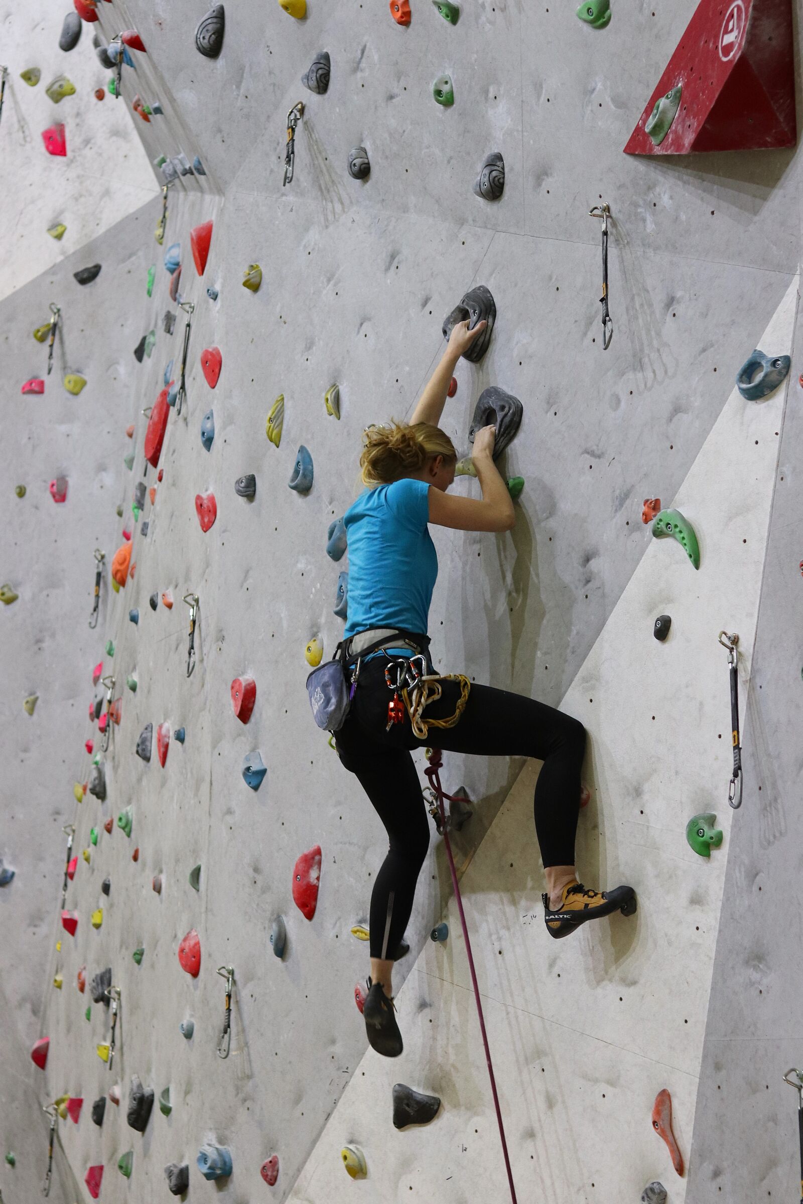 Canon EOS 77D (EOS 9000D / EOS 770D) + Canon EF 50mm F1.8 STM sample photo. Rock climbing wall, performance photography