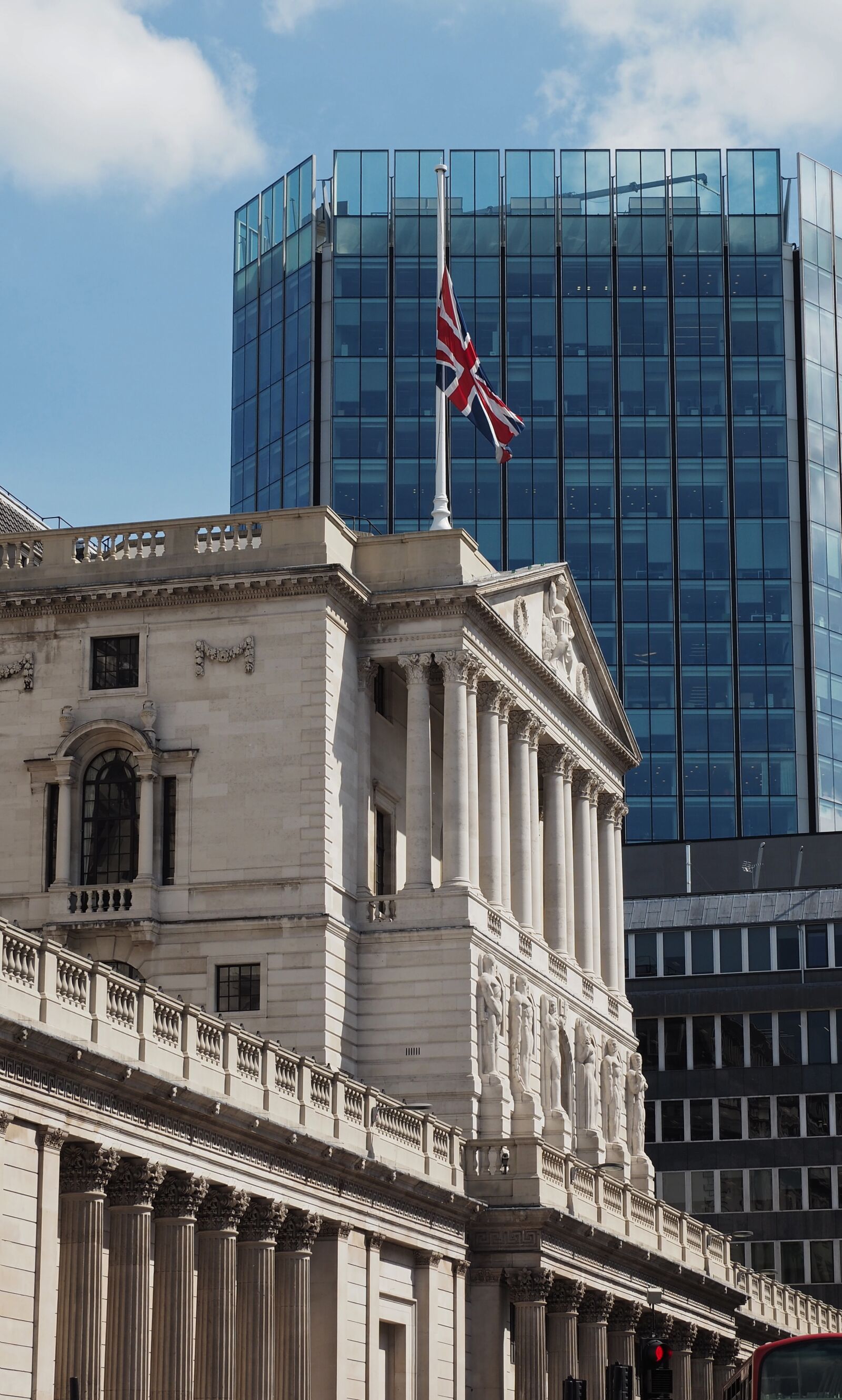 Olympus OM-D E-M10 II + Olympus M.Zuiko Digital ED 12-100mm F4.0 IS Pro sample photo. Bank of england, london photography