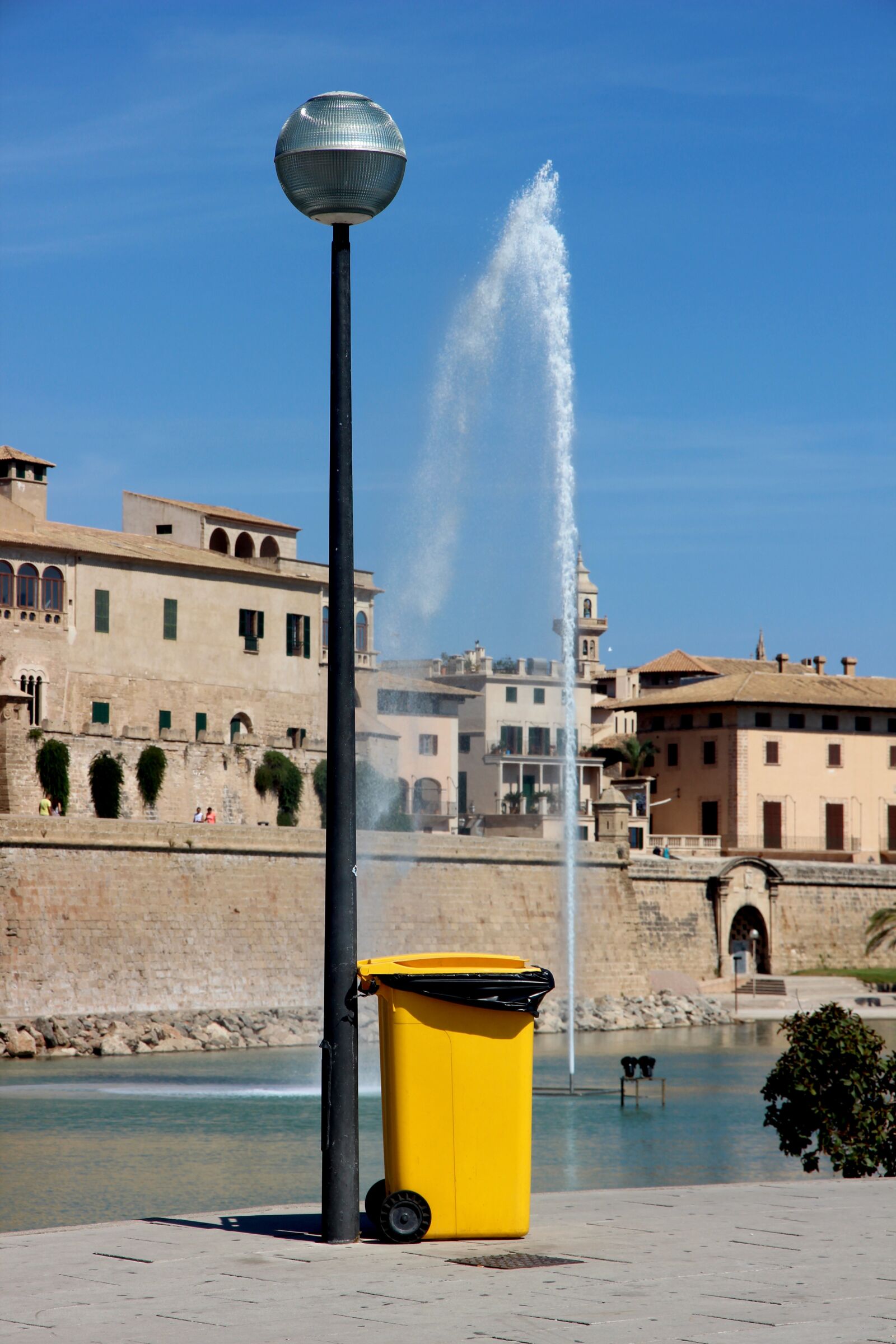 Canon EOS 600D (Rebel EOS T3i / EOS Kiss X5) sample photo. Lantern, water feature, dustbin photography