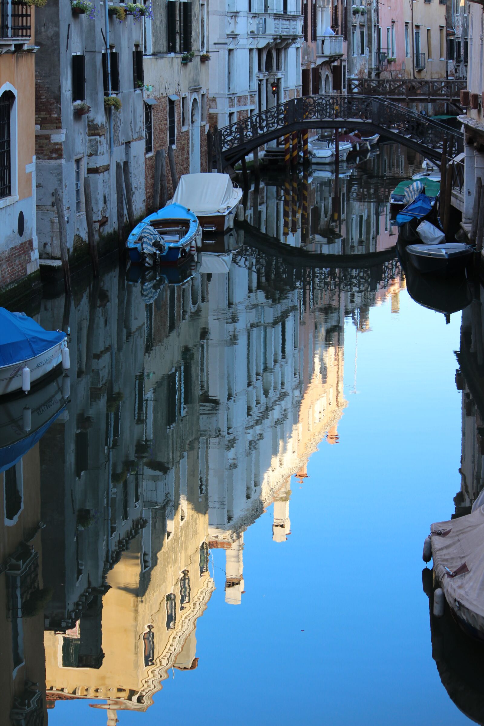 Canon EOS 600D (Rebel EOS T3i / EOS Kiss X5) + Canon EF-S 55-250mm F4-5.6 IS II sample photo. Water, mirror, venice photography