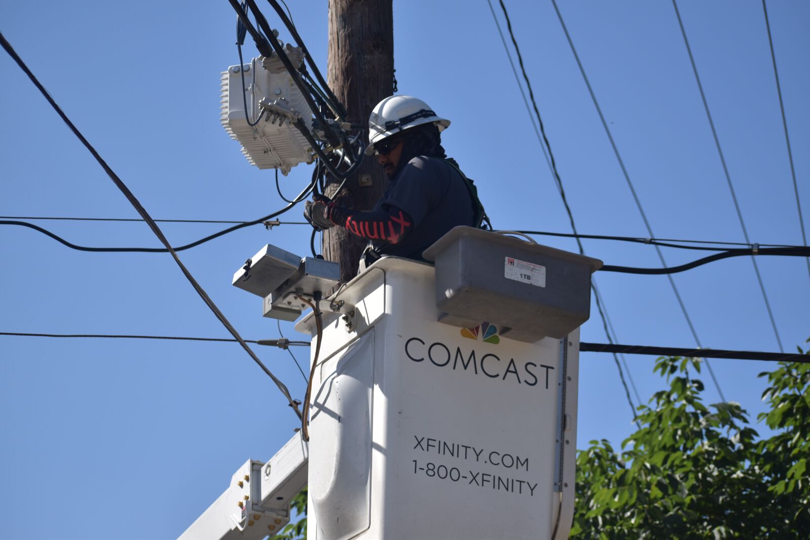 Nikon D3500 sample photo. Cable repairman, cable tv photography