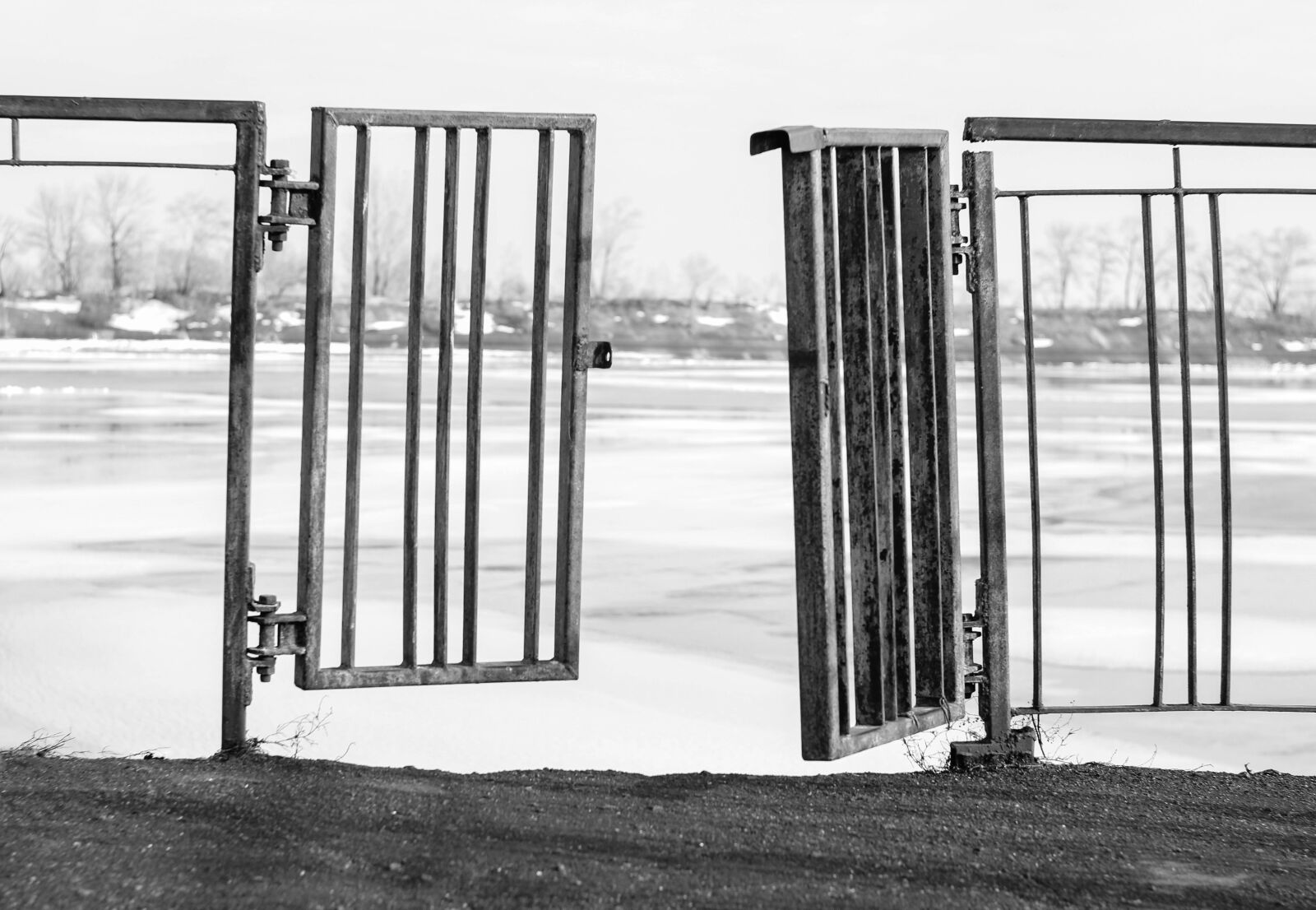 Canon EOS 600D (Rebel EOS T3i / EOS Kiss X5) sample photo. Gate, door, rusty photography