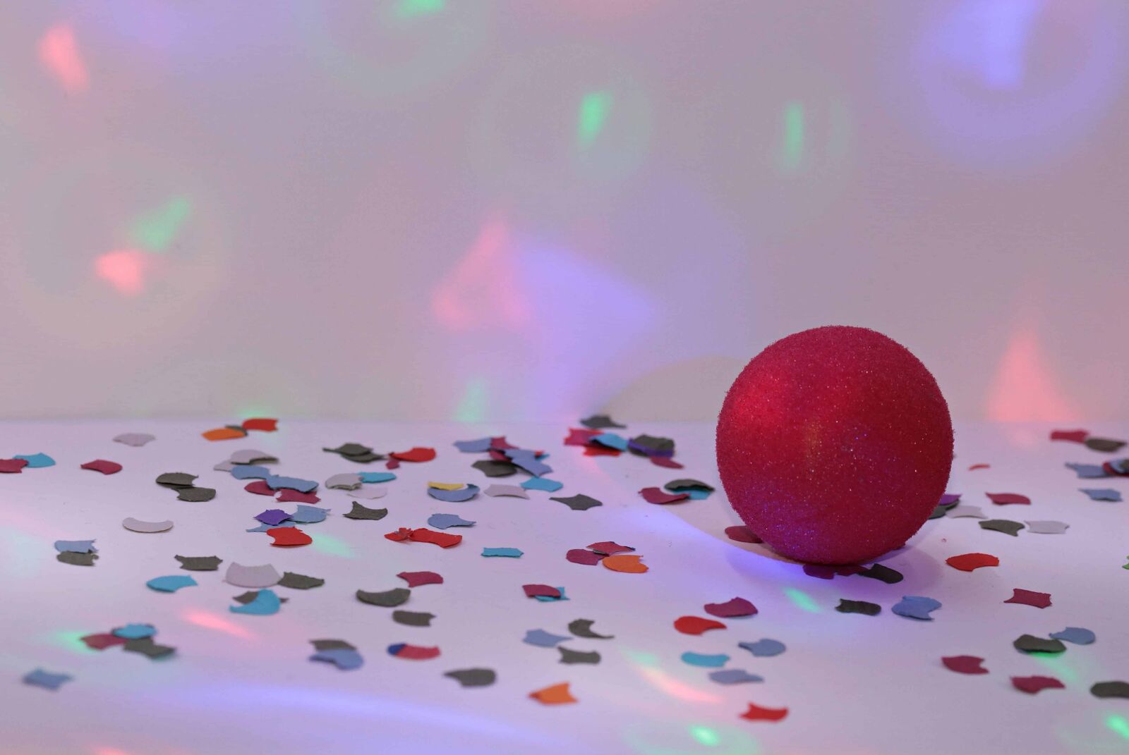 Canon EOS 80D sample photo. Birthday, red ball, color photography