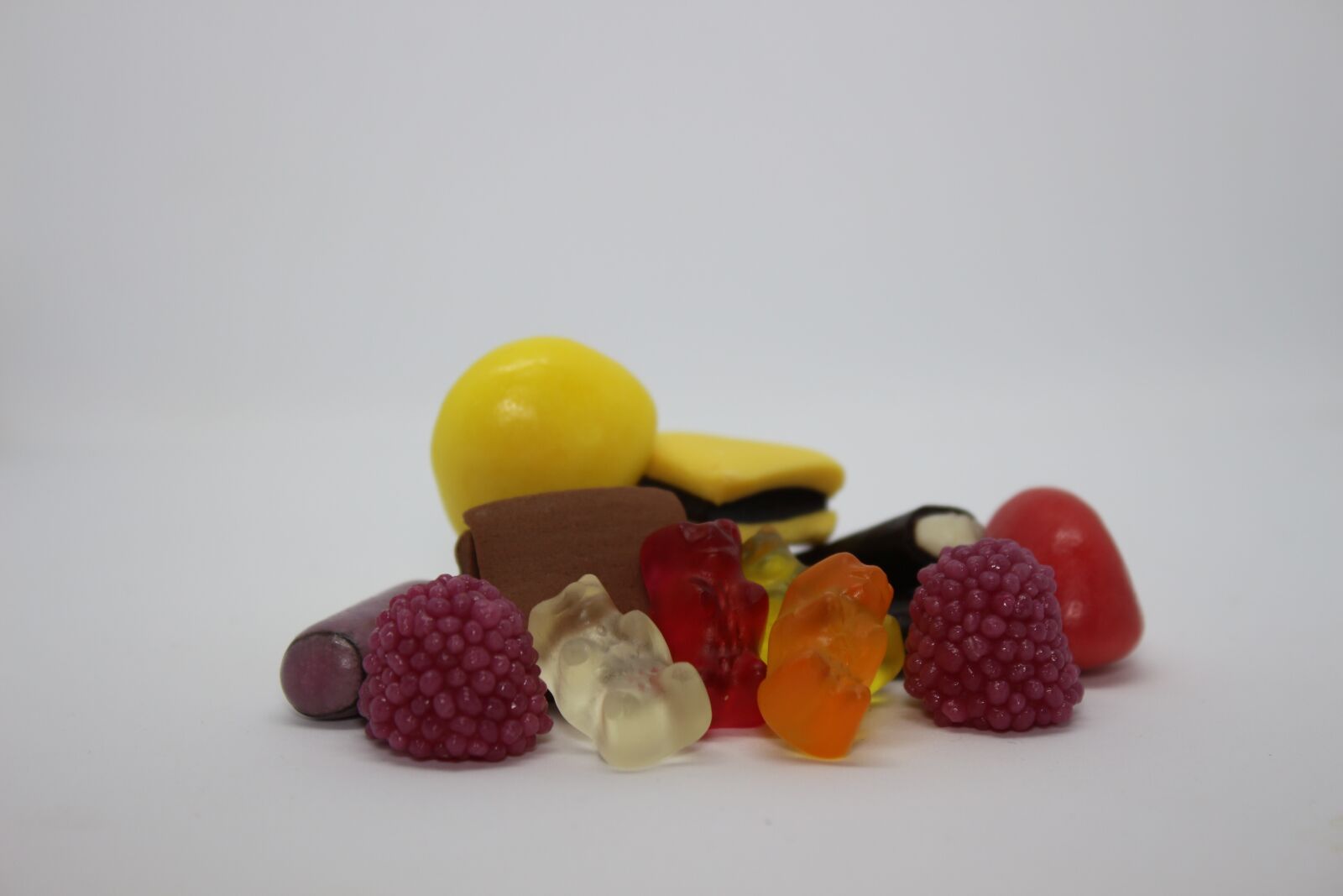 Canon EF-S 18-55mm F3.5-5.6 IS sample photo. Sweet, nibble, sugar photography