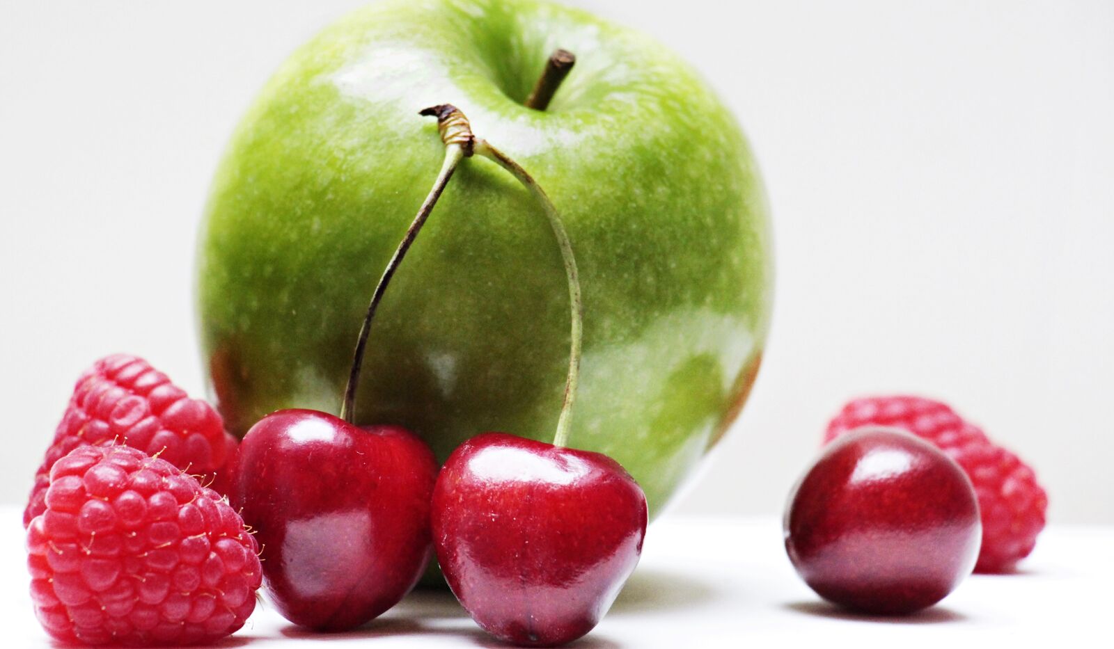 Canon EOS 100D (EOS Rebel SL1 / EOS Kiss X7) sample photo. Apple, raspberries, cherries photography
