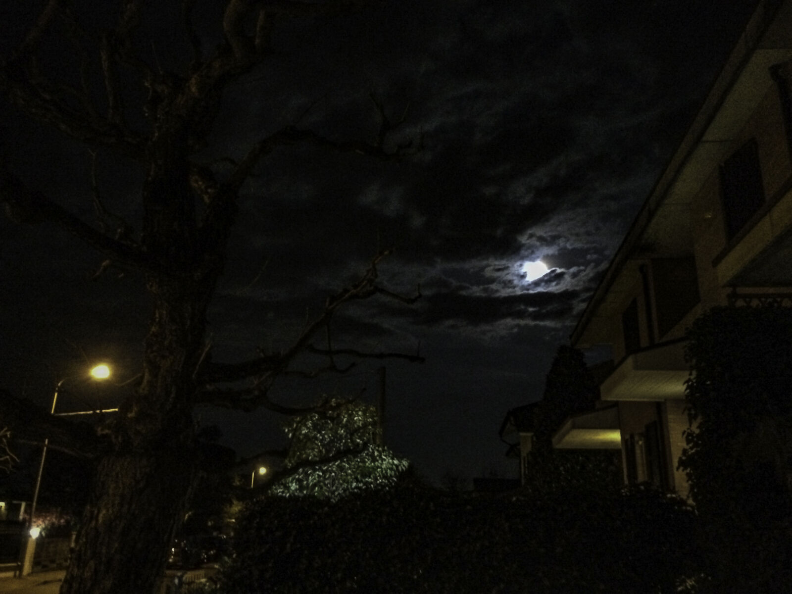 iPhone 5s back camera 4.15mm f/2.2 sample photo. Full, moon, moon, sky photography