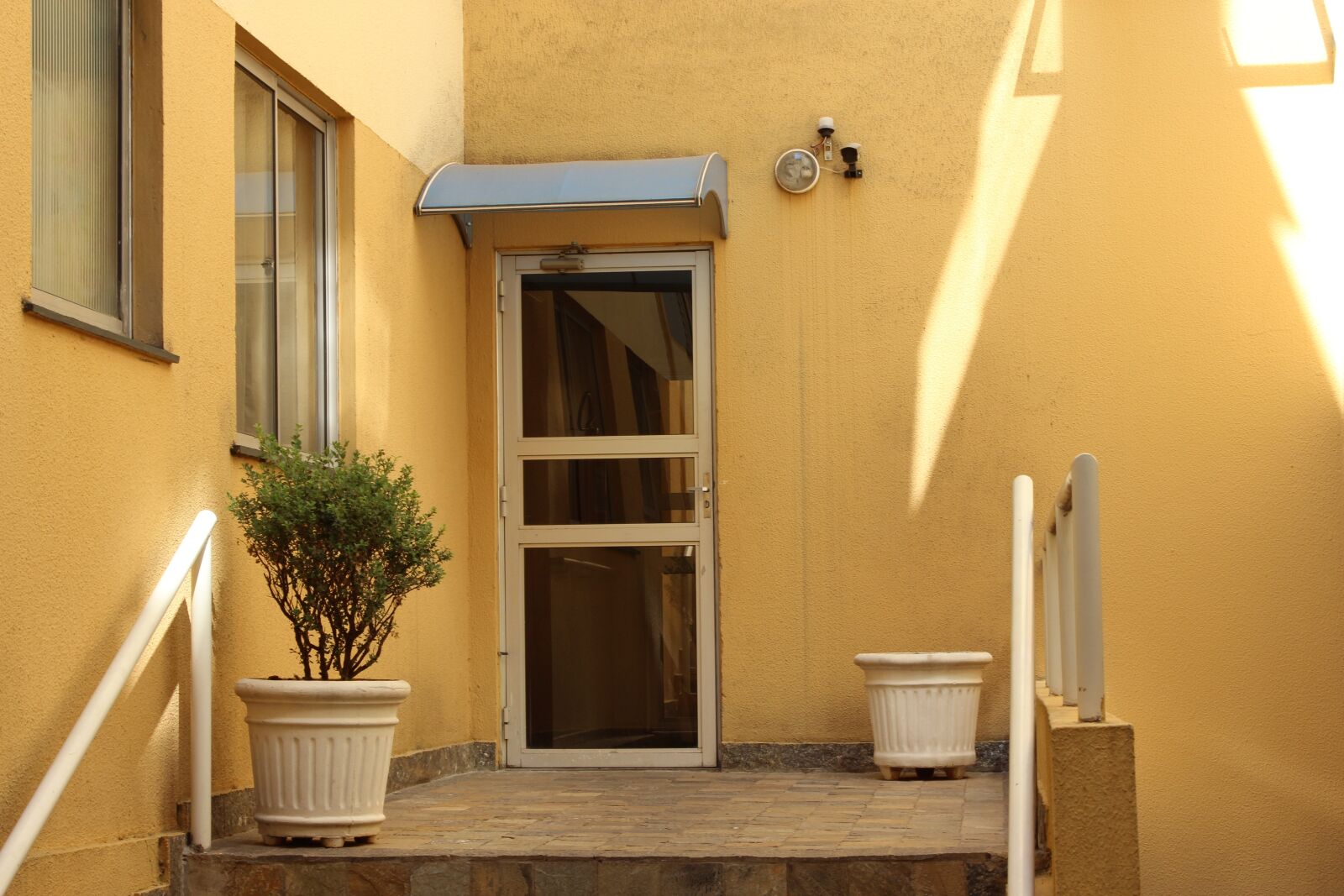 Canon EOS 600D (Rebel EOS T3i / EOS Kiss X5) sample photo. Exterior, door, condominium photography