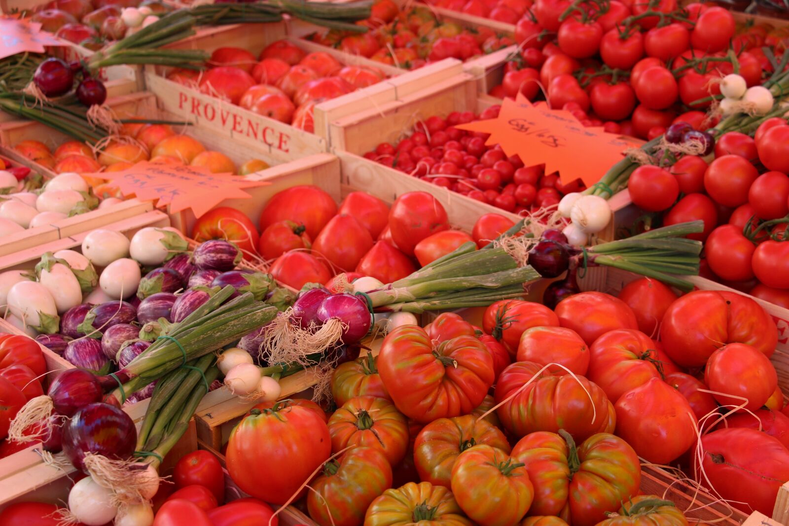 Canon EOS 100D (EOS Rebel SL1 / EOS Kiss X7) sample photo. Vegetables, tomatoes, market photography