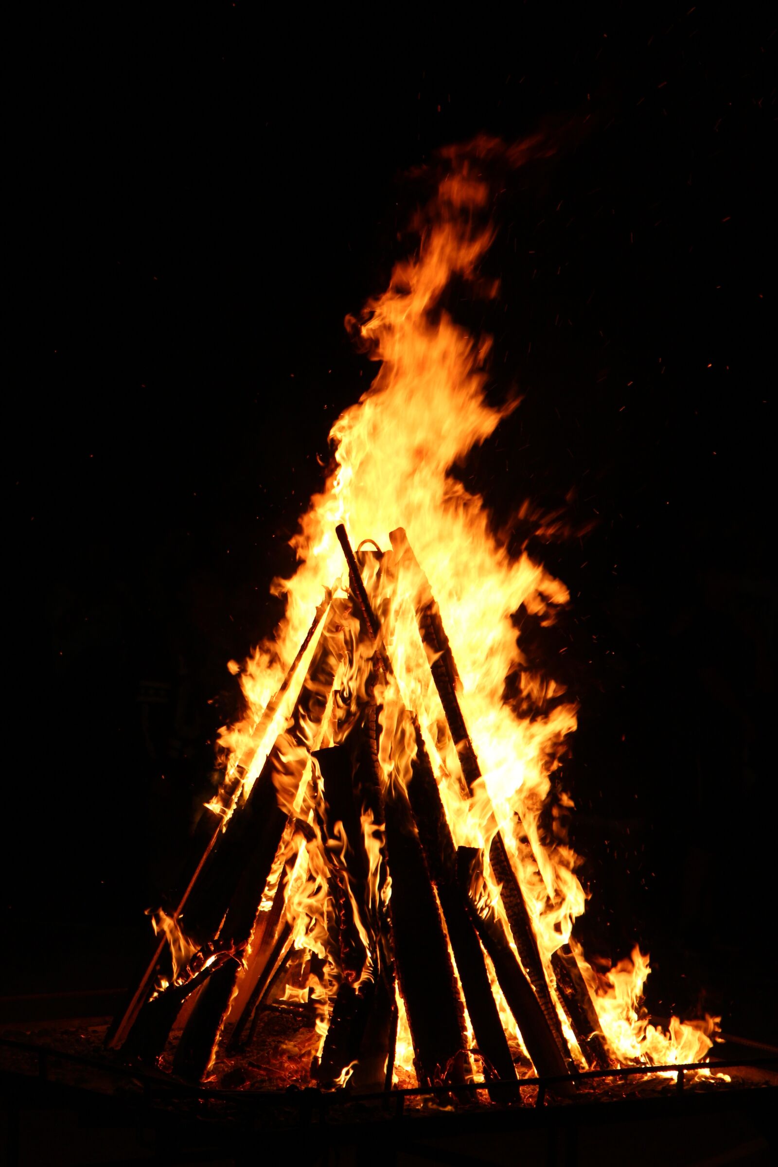 Canon EOS 650D (EOS Rebel T4i / EOS Kiss X6i) sample photo. Fire, wood, campfire photography