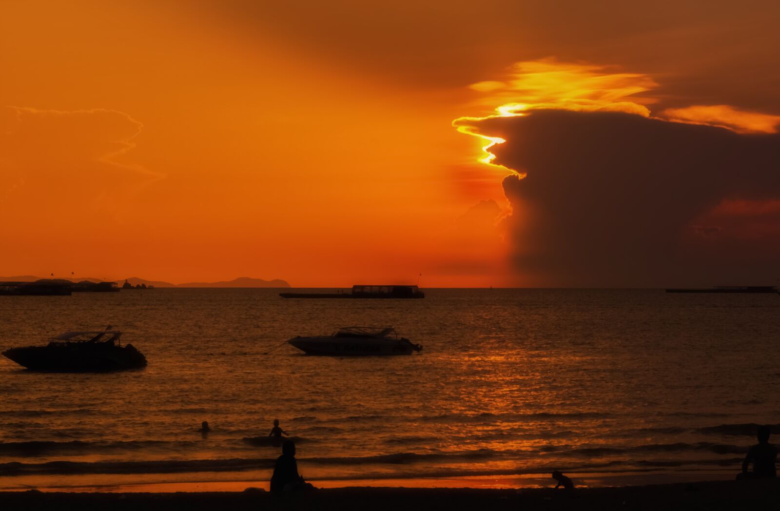 E 60mm F2.8 sample photo. Sunset, sky, clouds photography
