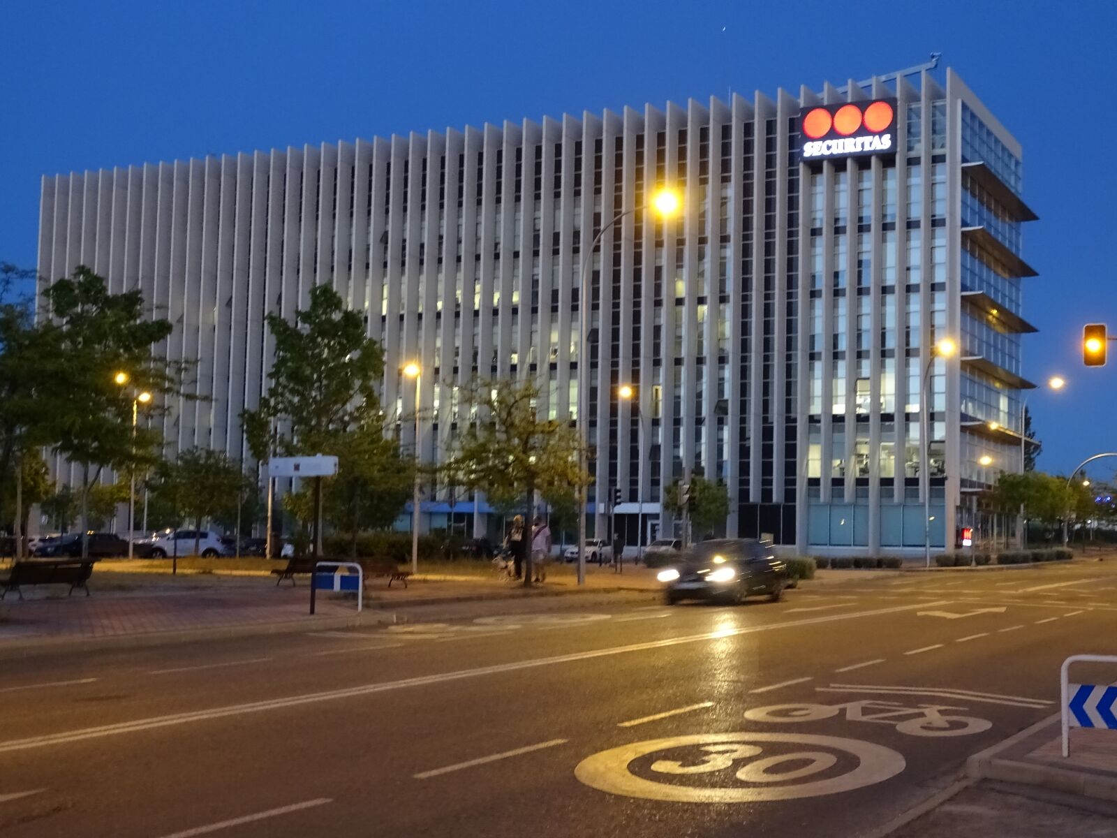 Sony Cyber-shot DSC-HX400V sample photo. Building, madrid, edificio photography