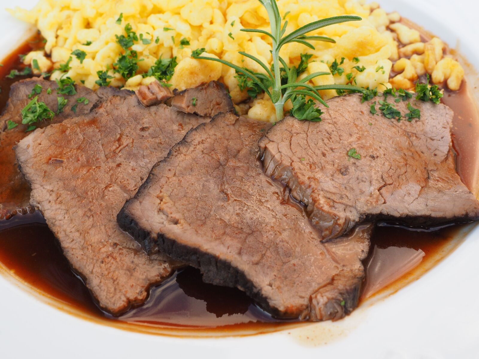 Olympus OM-D E-M1 + Olympus M.Zuiko Digital ED 12-40mm F2.8 Pro sample photo. Sauerbraten, meat, meat dish photography