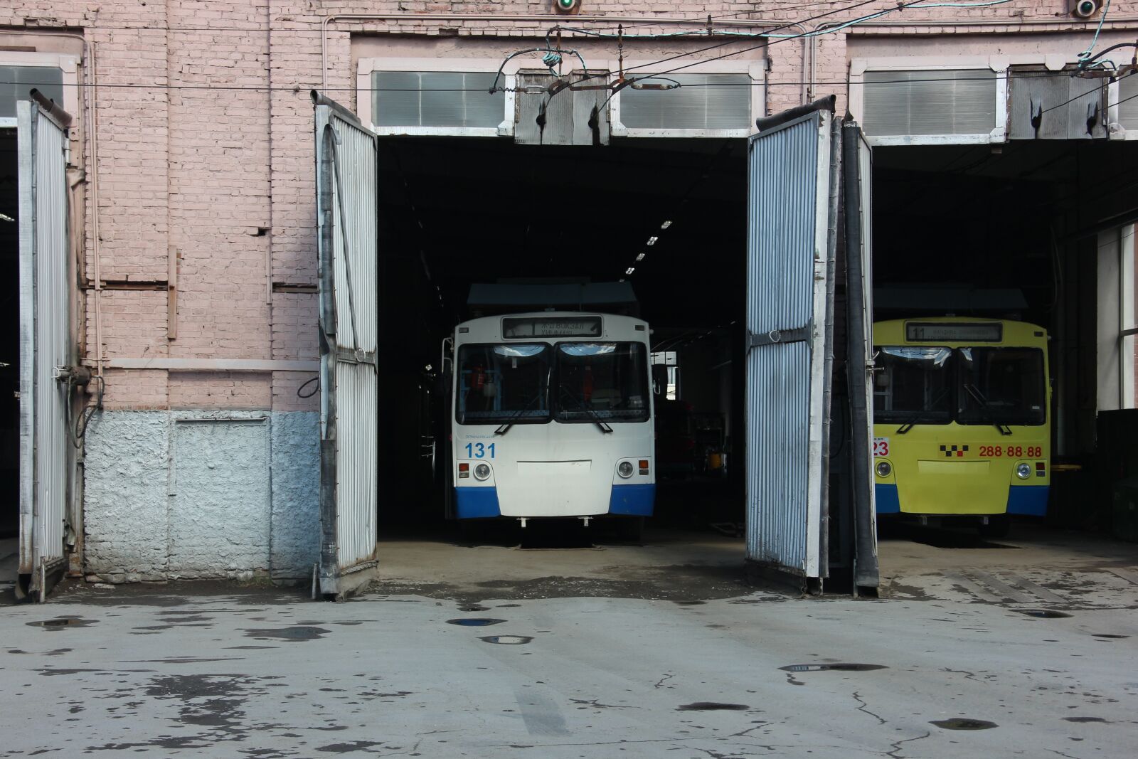 Canon EOS 600D (Rebel EOS T3i / EOS Kiss X5) sample photo. Trolley bus, driver, route photography