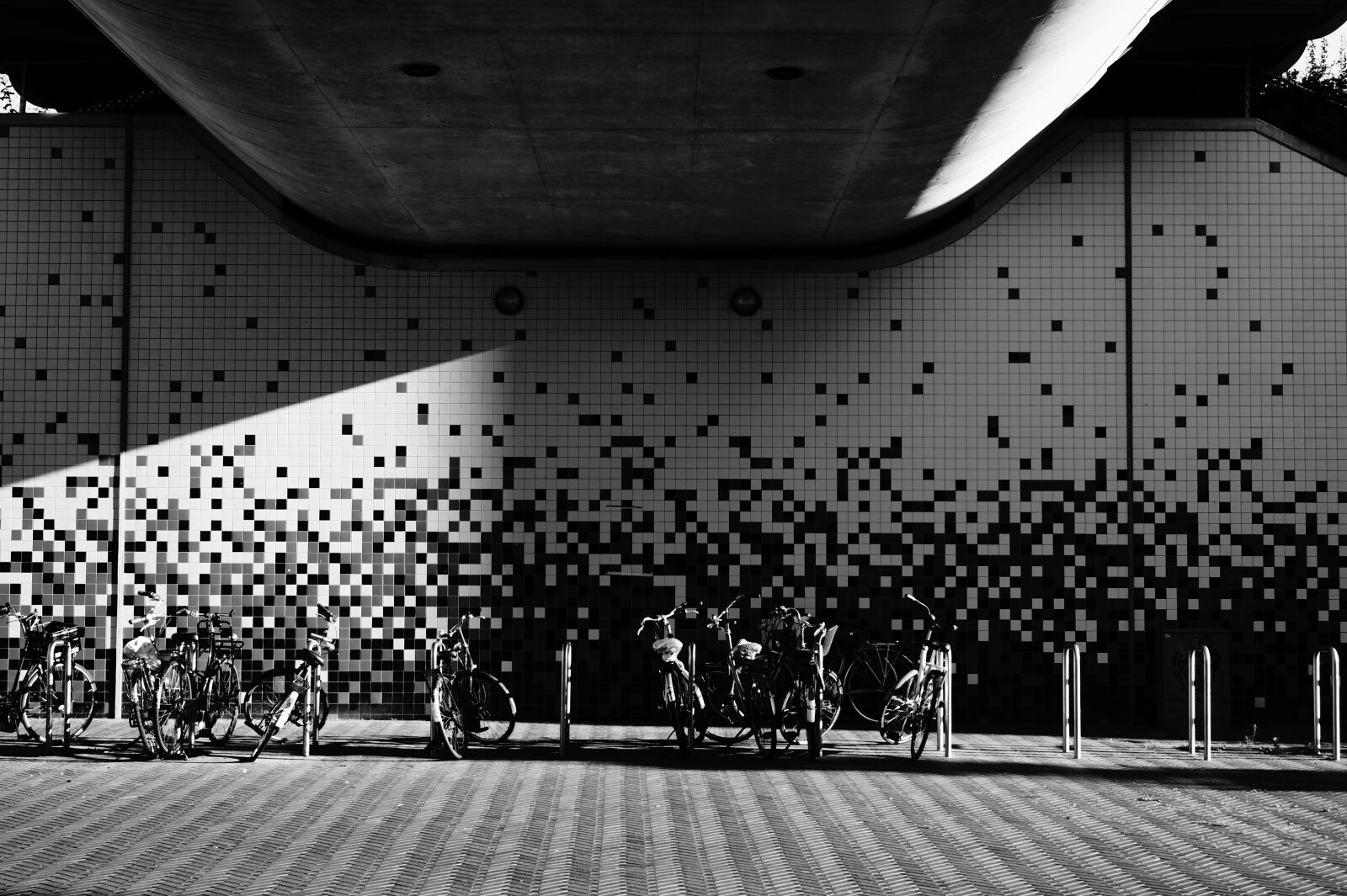Sony DT 18-55mm F3.5-5.6 SAM II sample photo. Bicycles, black, and, white photography