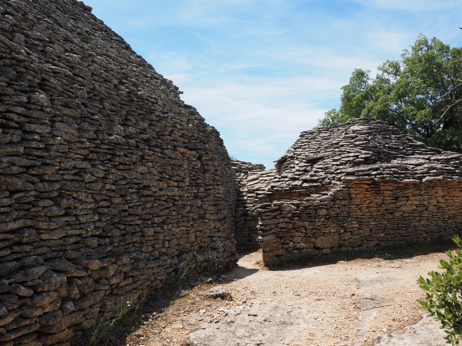 Olympus OM-D E-M1 + Olympus M.Zuiko Digital ED 12-40mm F2.8 Pro sample photo. Wall, stone wall, village photography