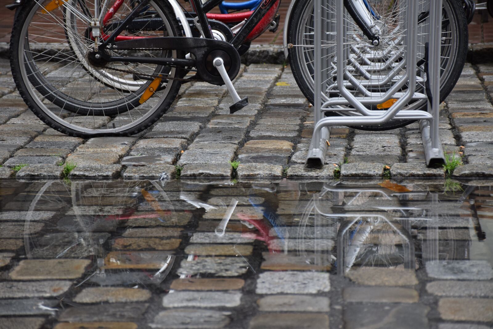 Nikon D5300 sample photo. Rain, bicycles, colorful photography