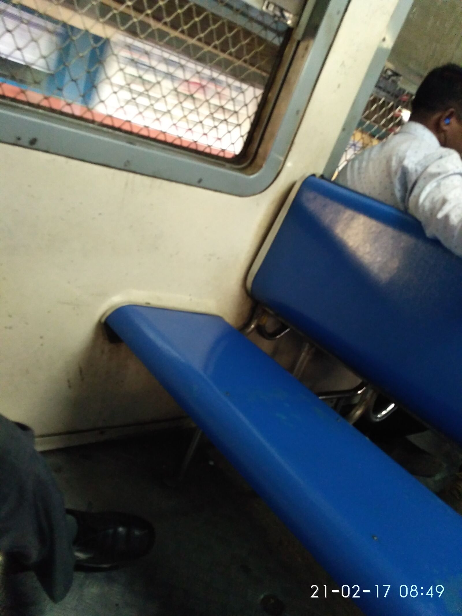 Xiaomi Redmi 3S sample photo. Mumbai, train photography