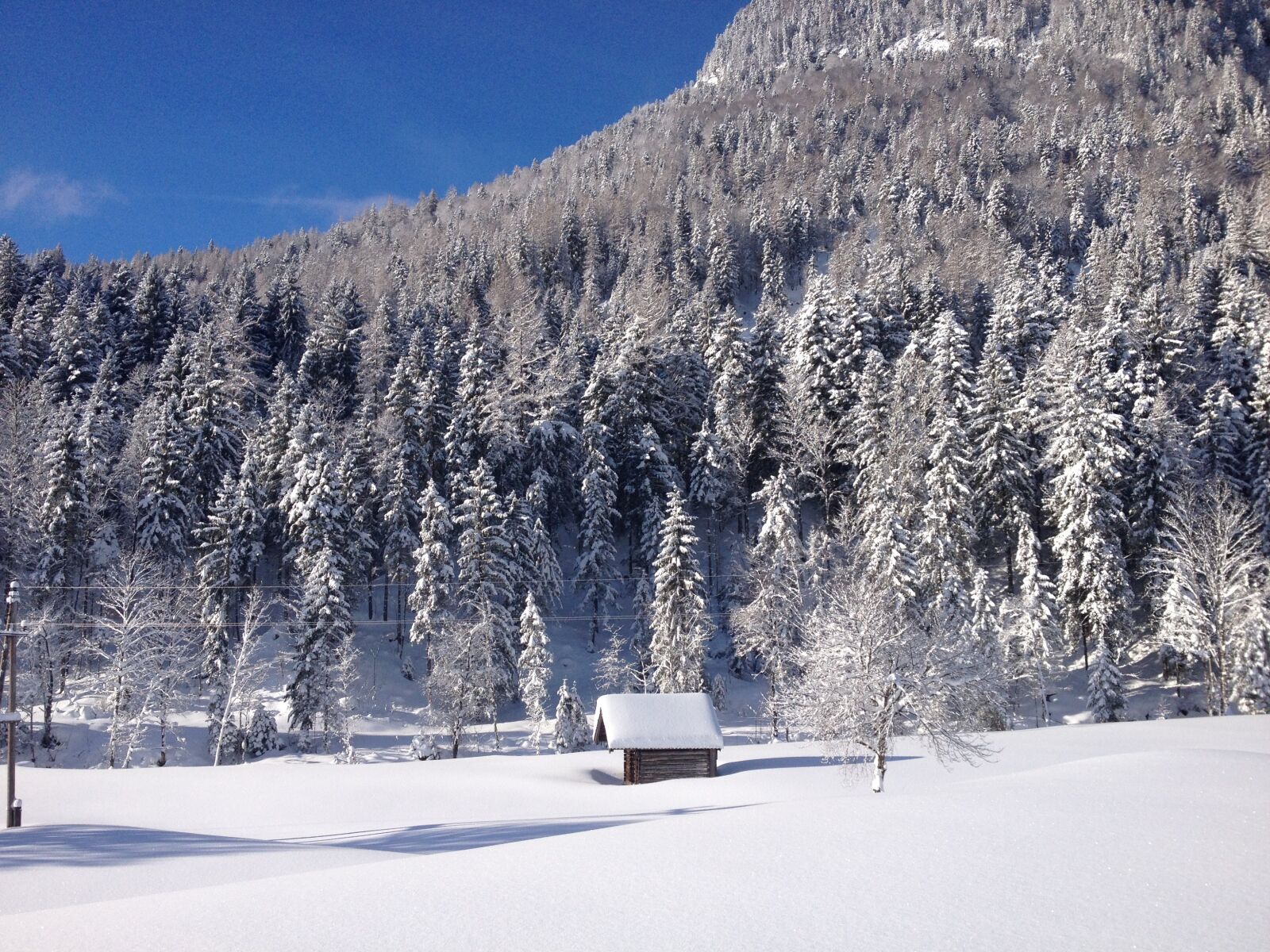 iPhone 4S back camera 4.28mm f/2.4 sample photo. Winter, hut, snow photography