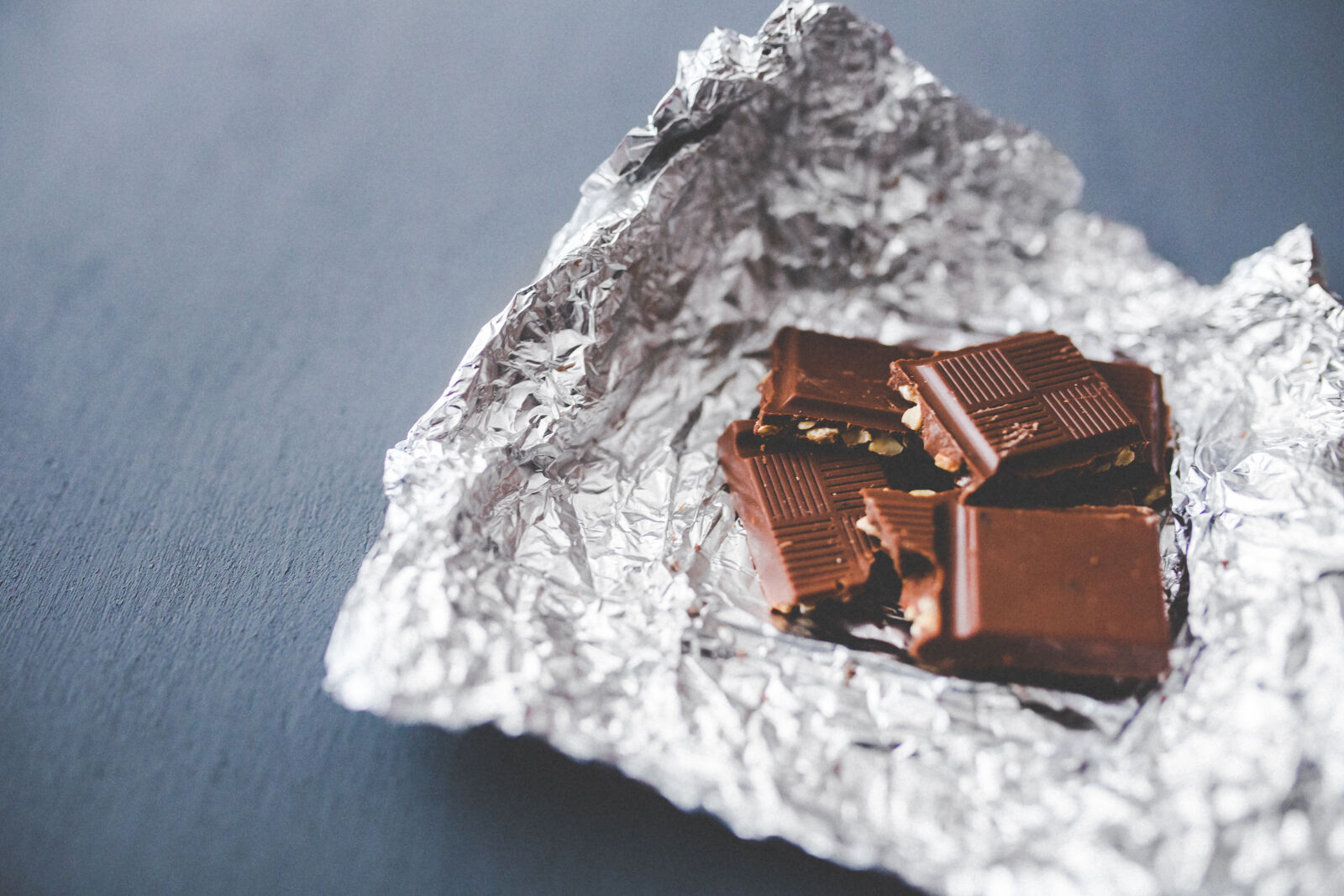 Canon EOS 6D + Sigma 35mm F1.4 DG HSM Art sample photo. Chocolate, pieces, on, aluminum photography
