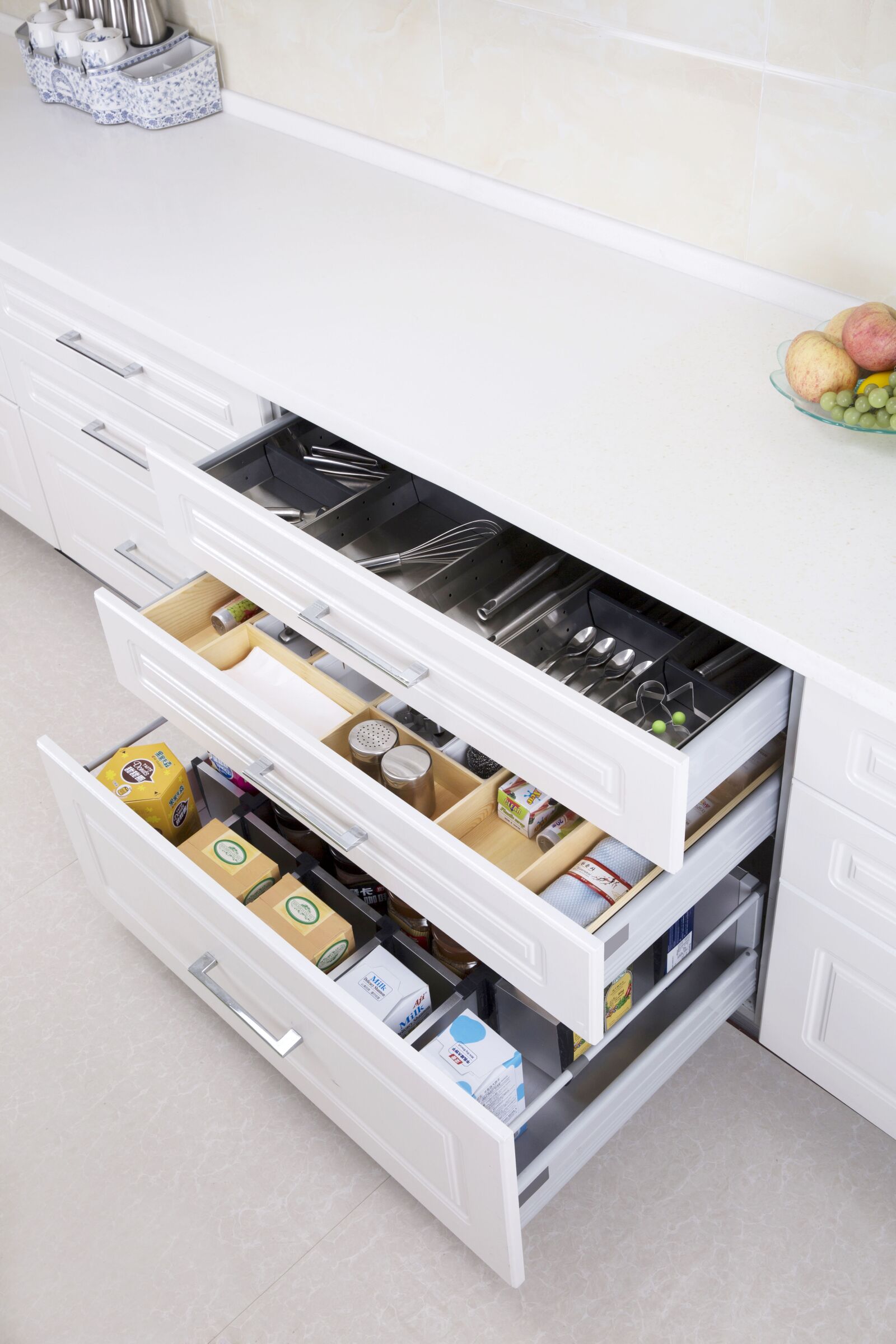 Canon EF 24-70mm F2.8L II USM sample photo. Kitchen storage expert, too photography