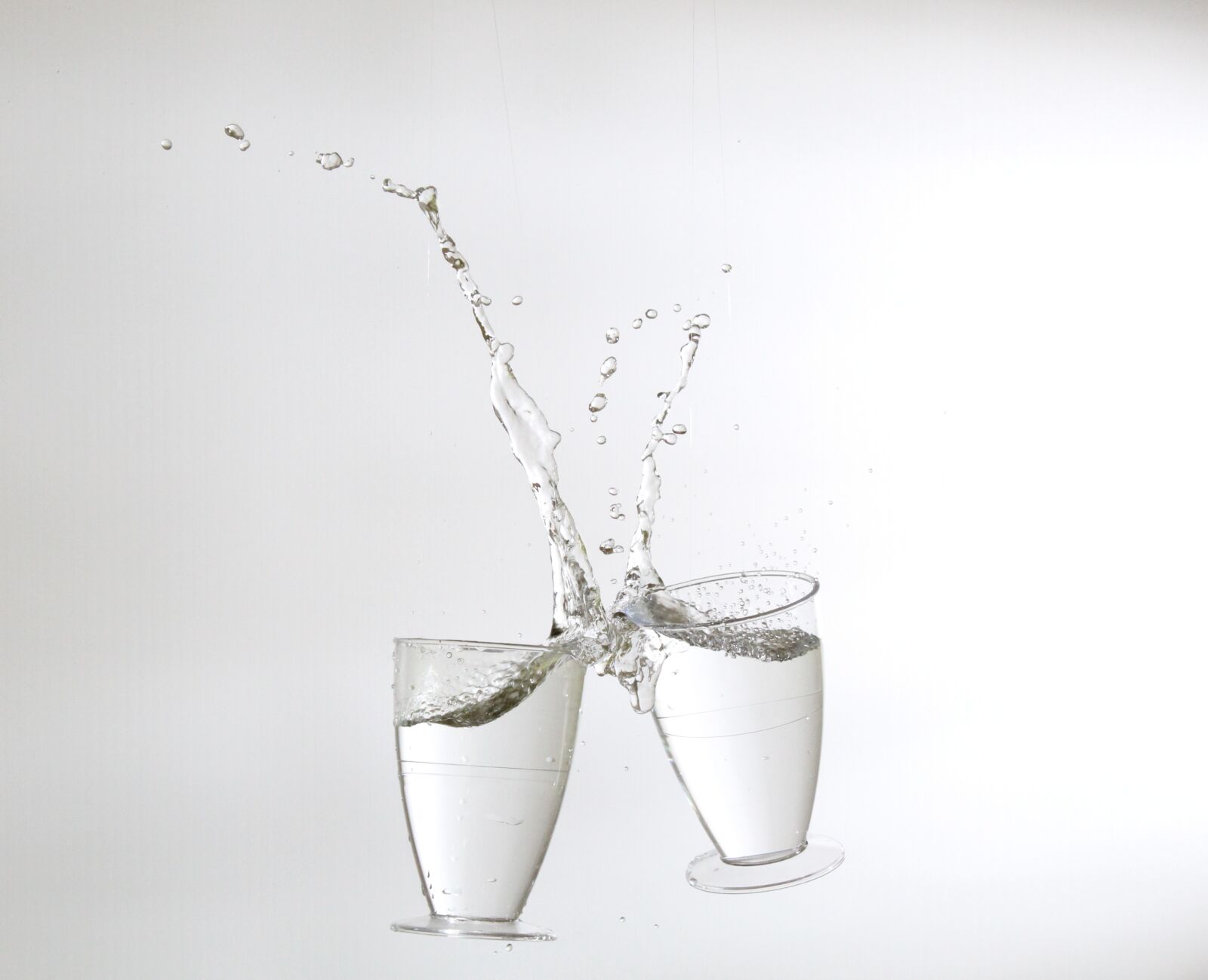 Canon EOS 1300D (EOS Rebel T6 / EOS Kiss X80) sample photo. Water, glasses, inject photography