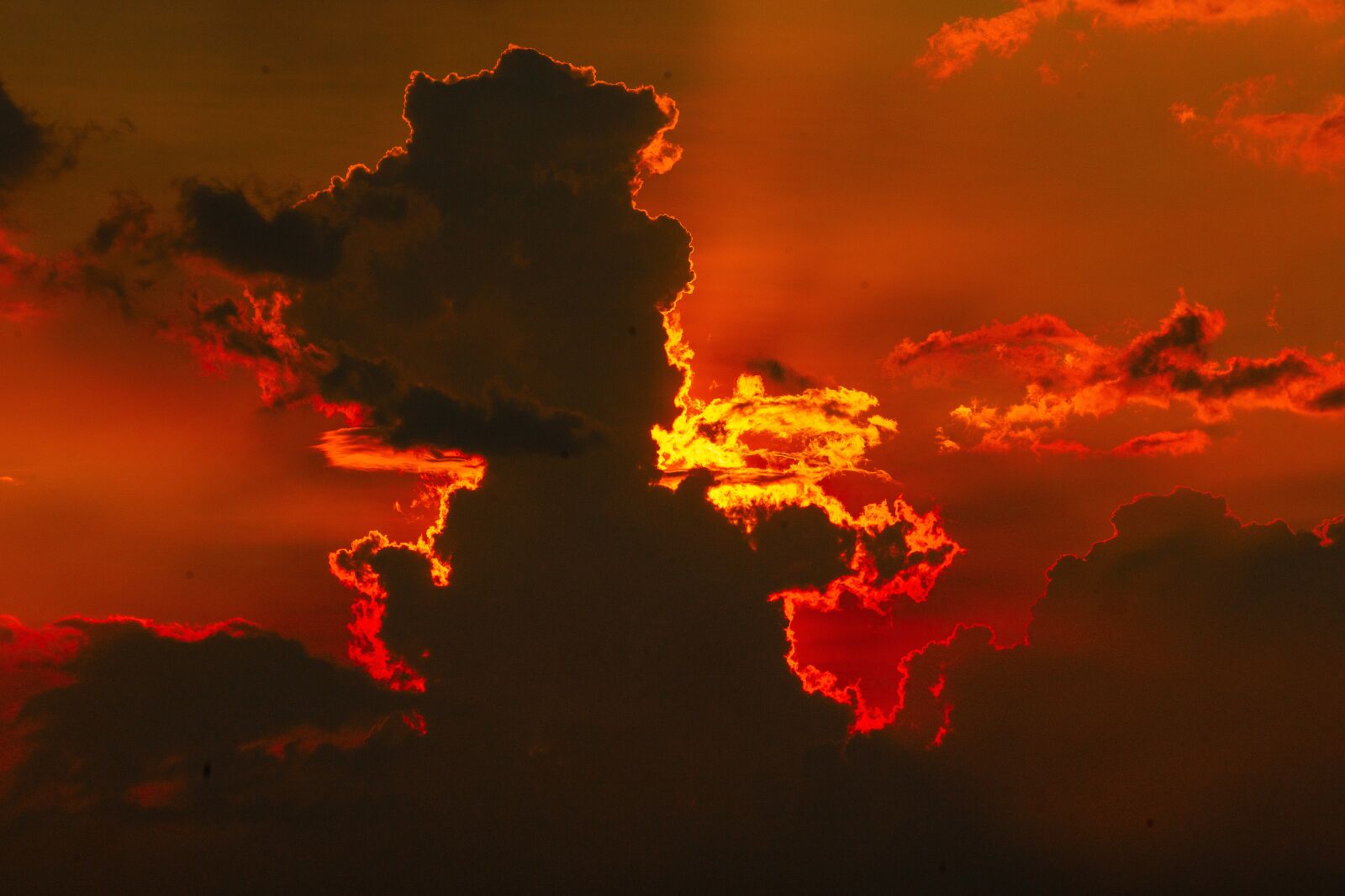 Sony a99 II + Minolta/Sony AF 70-200mm F2.8 G sample photo. Clouds, red, monster photography