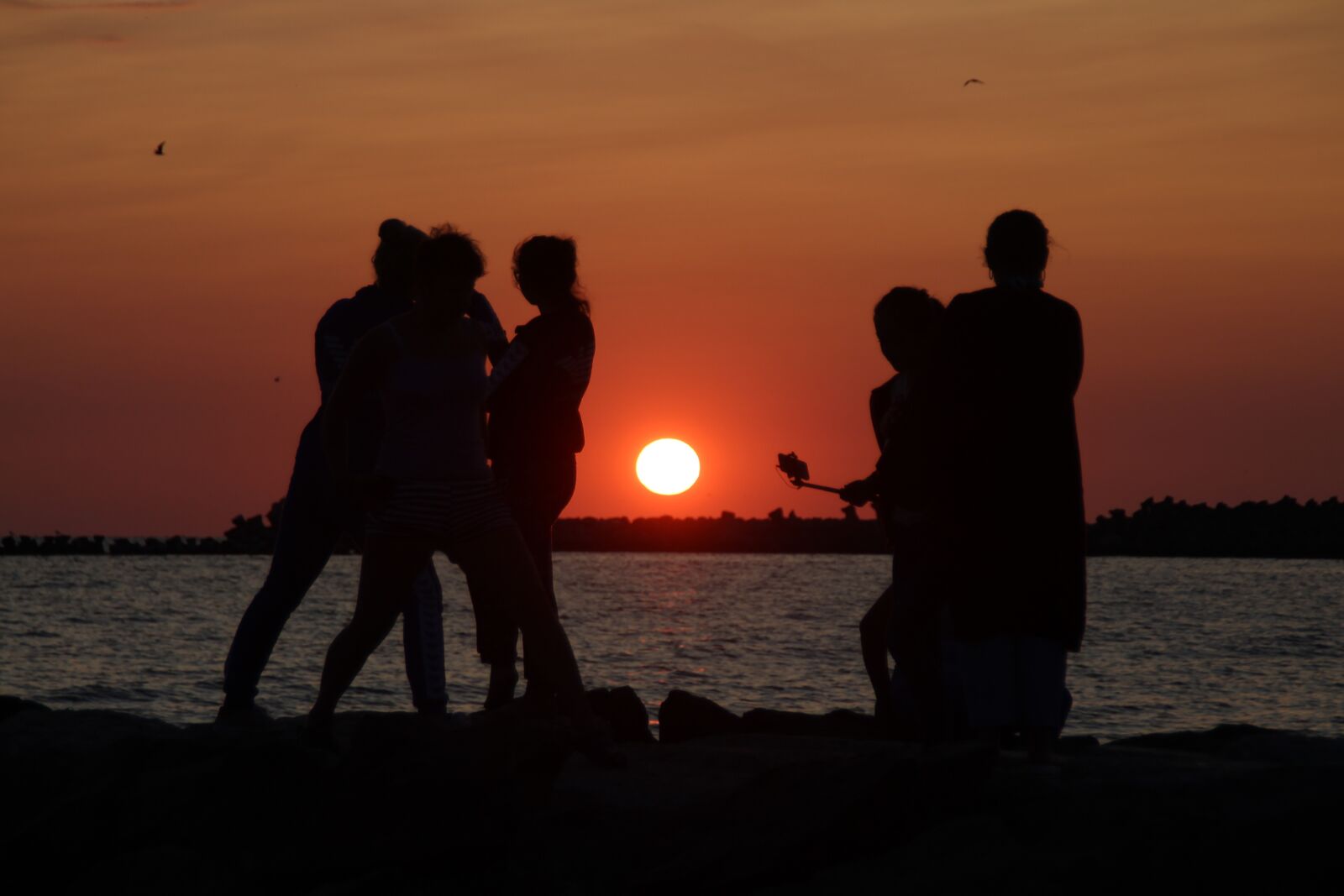 Canon EOS 700D (EOS Rebel T5i / EOS Kiss X7i) sample photo. Sunrise, people, selfie photography