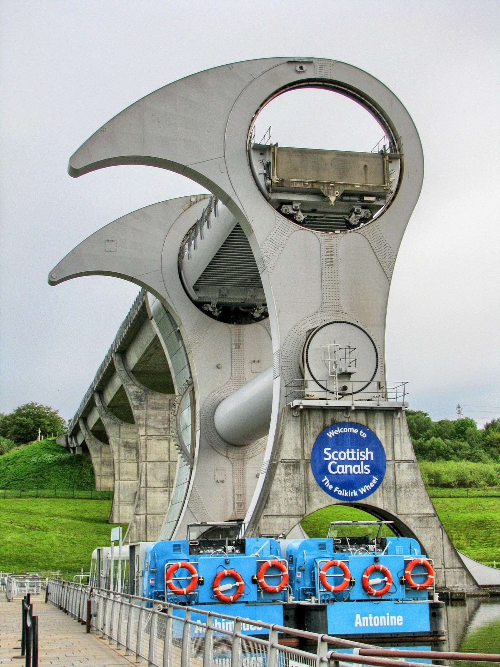 Canon POWERSHOT S5 IS sample photo. Falkirk wheel, lift swivel photography