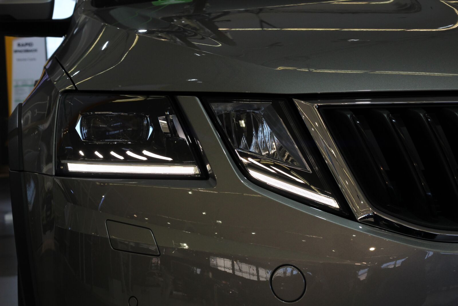 Canon EOS 600D (Rebel EOS T3i / EOS Kiss X5) + Canon EF 50mm F1.8 II sample photo. Car, koda octavia, auto photography