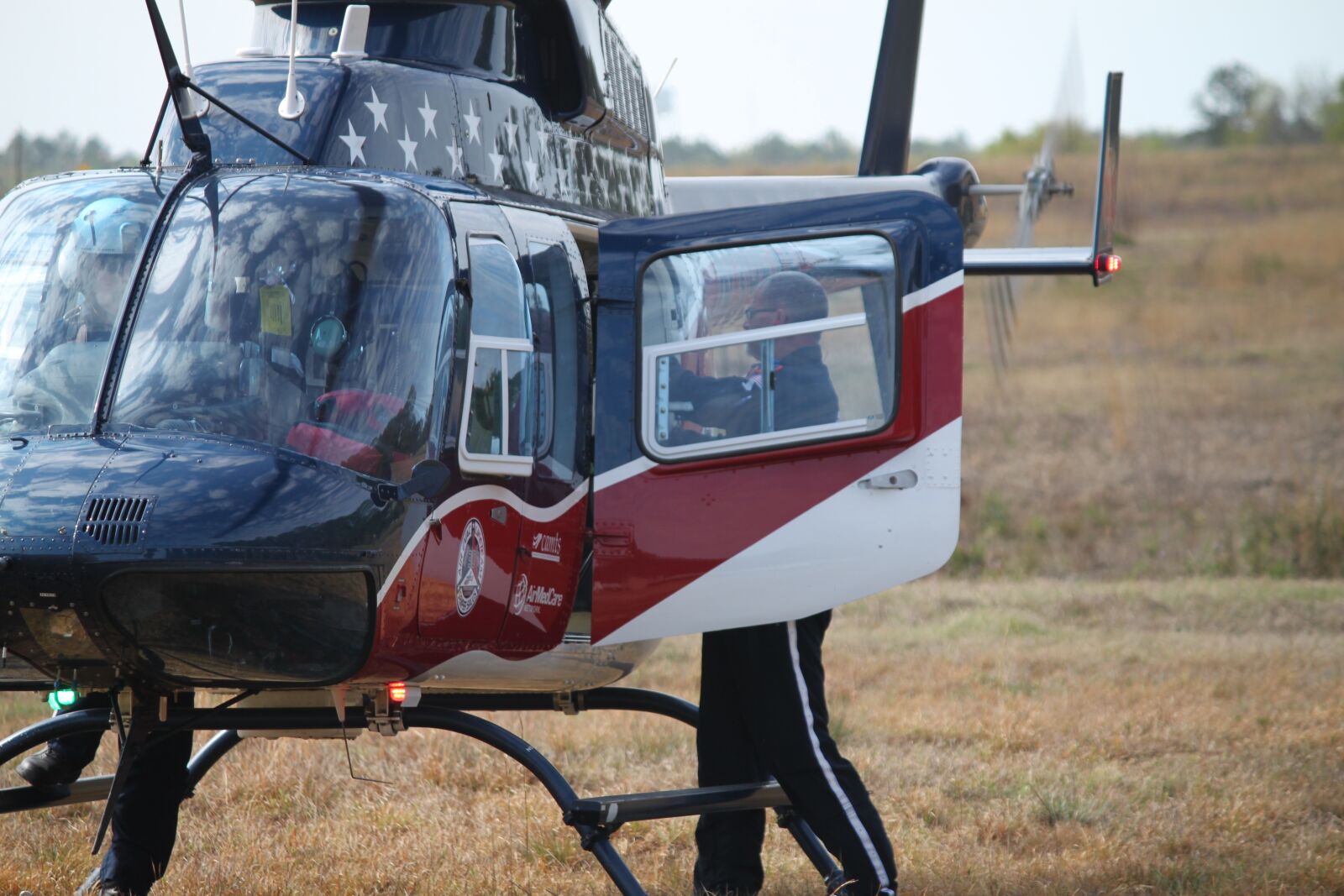 Canon EOS 500D (EOS Rebel T1i / EOS Kiss X3) sample photo. Helicopter, landing, door open photography