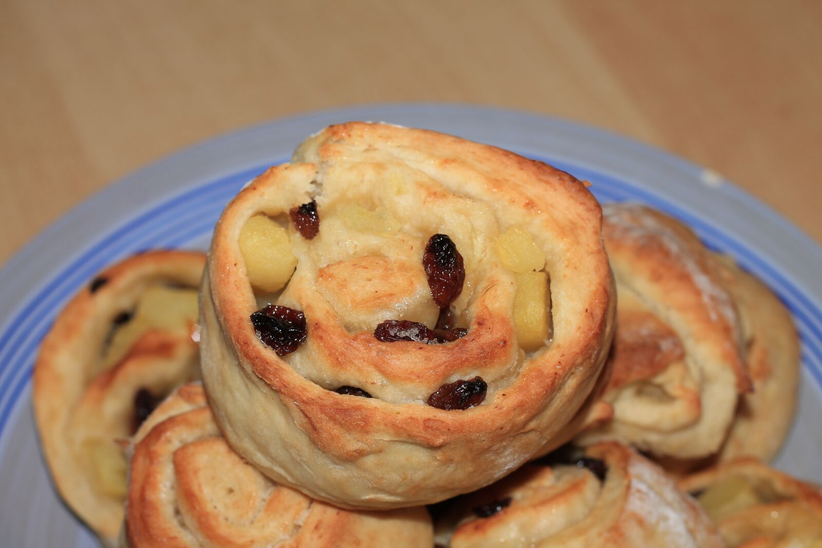 Canon EOS 1100D (EOS Rebel T3 / EOS Kiss X50) + Canon EF 50mm F1.8 II sample photo. Snail, raisins, food photography