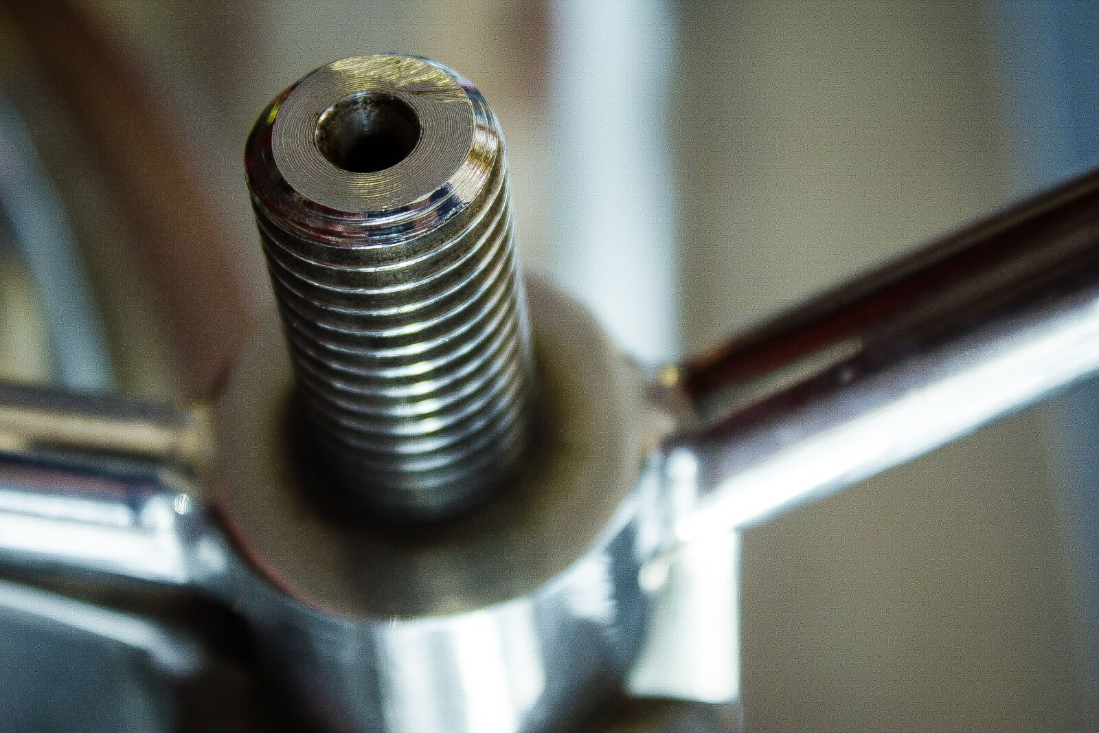 Canon EF-S 18-55mm F3.5-5.6 IS sample photo. Metal, screw, thread photography