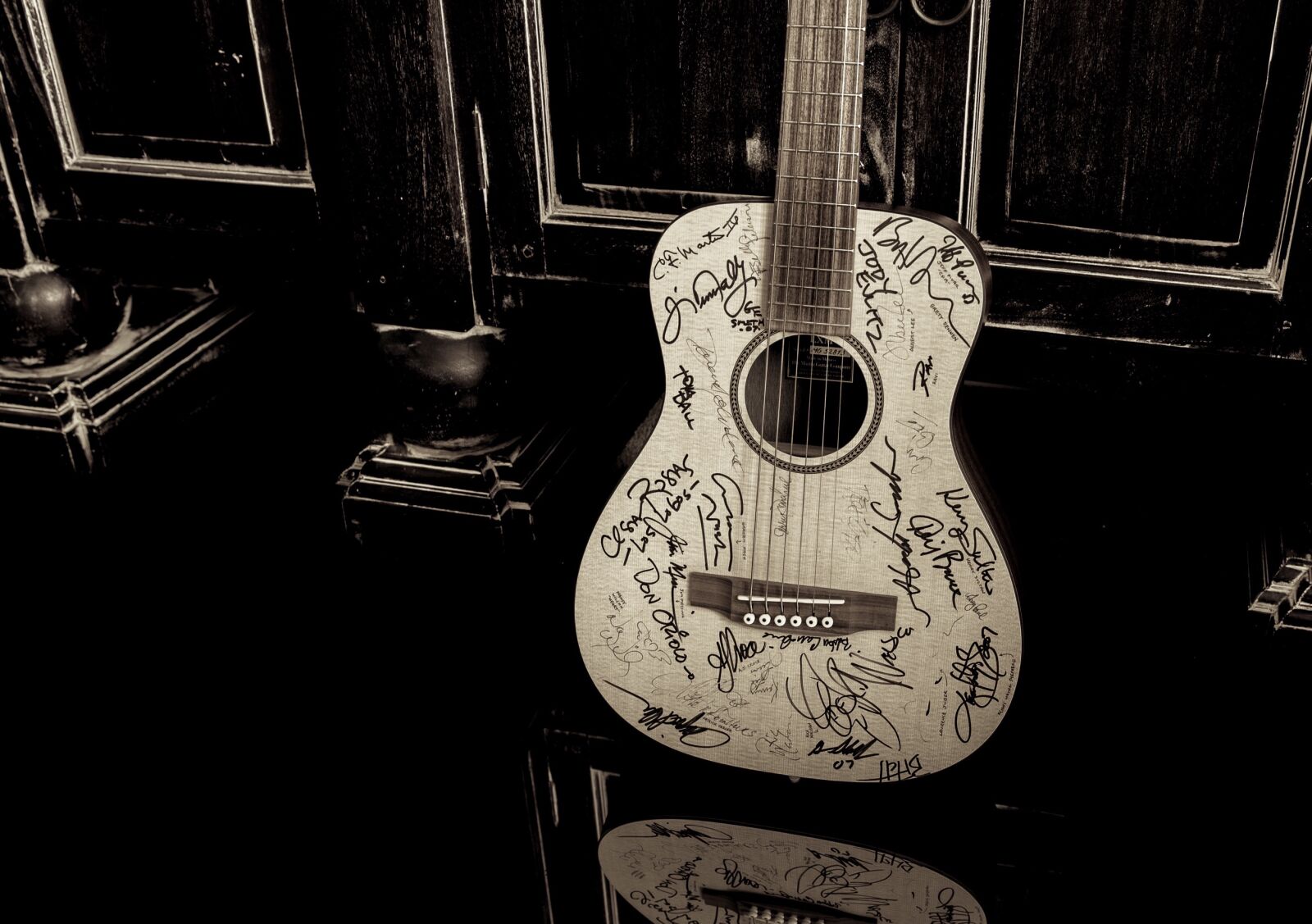 Canon EF 24-70mm F2.8L II USM sample photo. Acoustic, guitar, autograph, dark photography