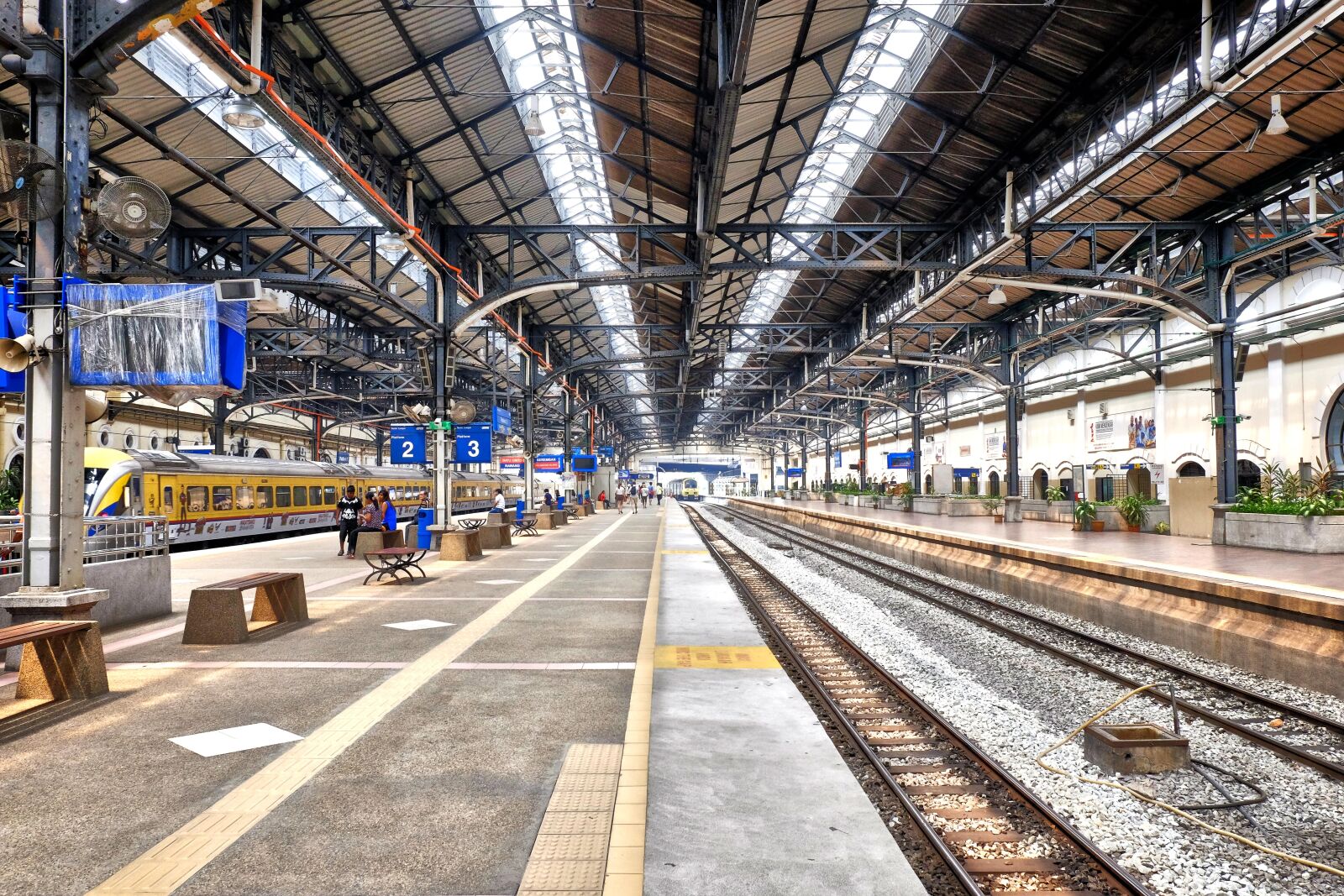 Fujifilm X-T1 sample photo. Indoors, line, platform photography