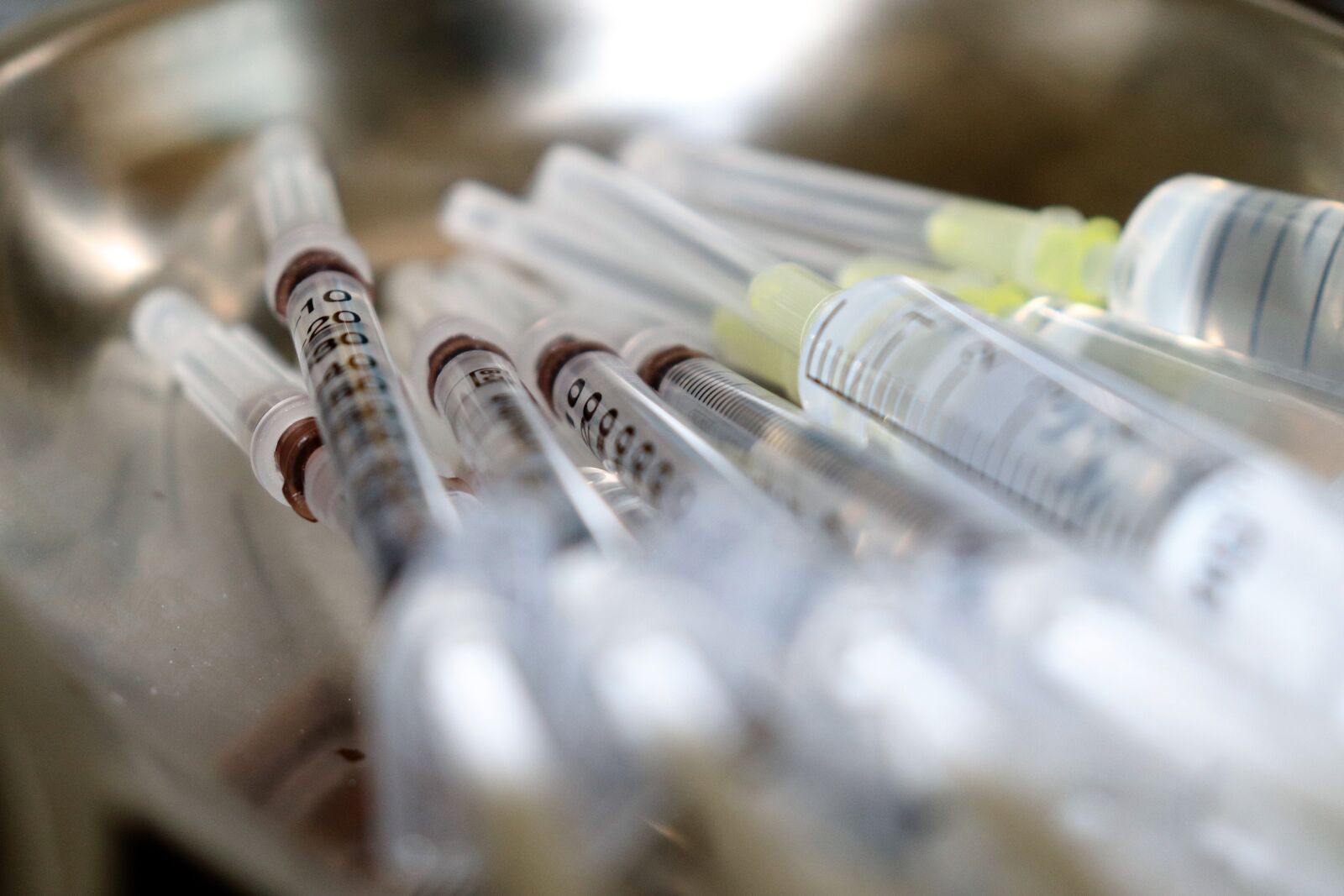 Canon EOS 800D (EOS Rebel T7i / EOS Kiss X9i) sample photo. Syringe, needle, injection photography