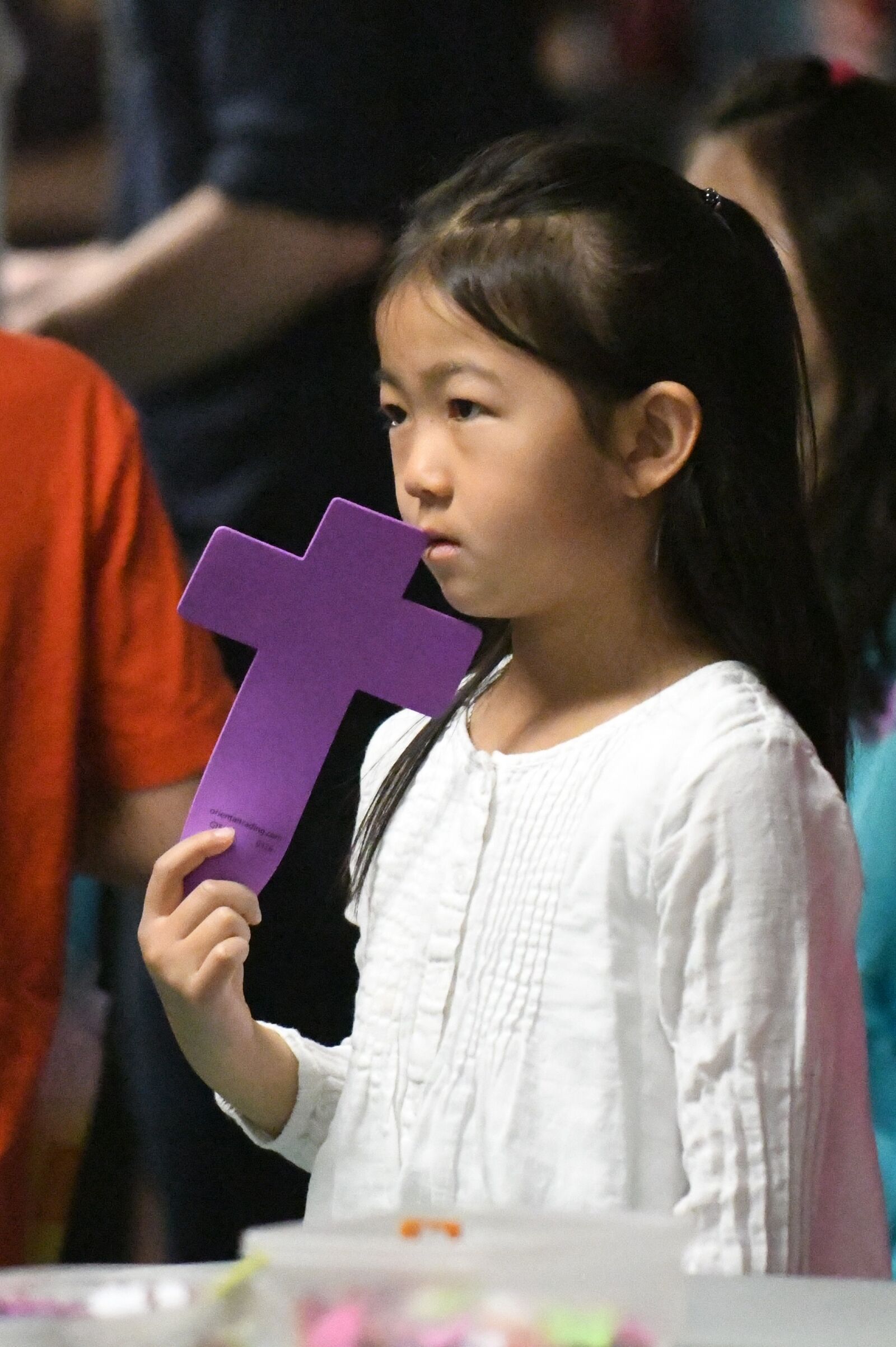 Nikon D500 sample photo. Girl, cross, easter photography
