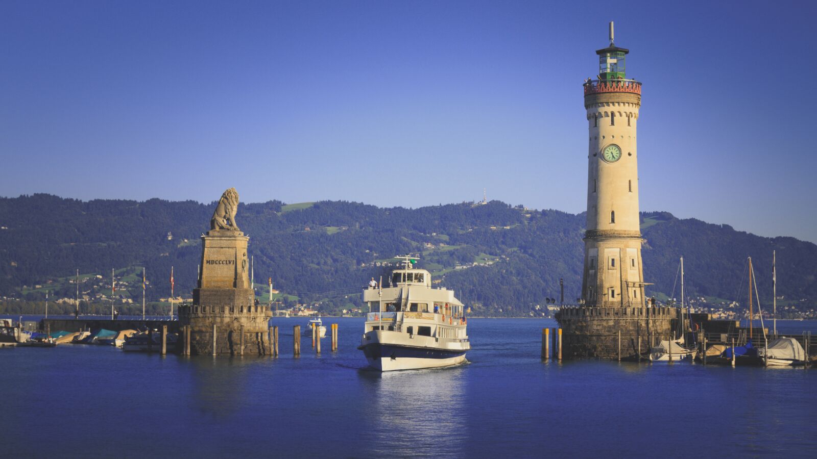 Canon EOS 650D (EOS Rebel T4i / EOS Kiss X6i) sample photo. Harbour entrance, lindau, lake photography