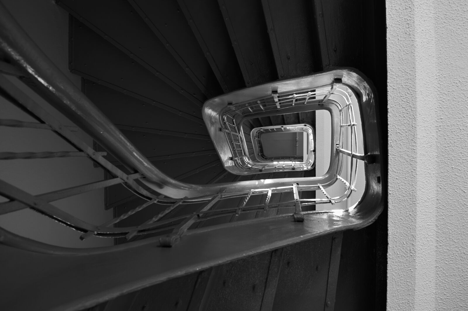 Nikon AF-S DX Nikkor 18-55mm F3.5-5.6G VR II sample photo. Ladder, architecture, stairs photography