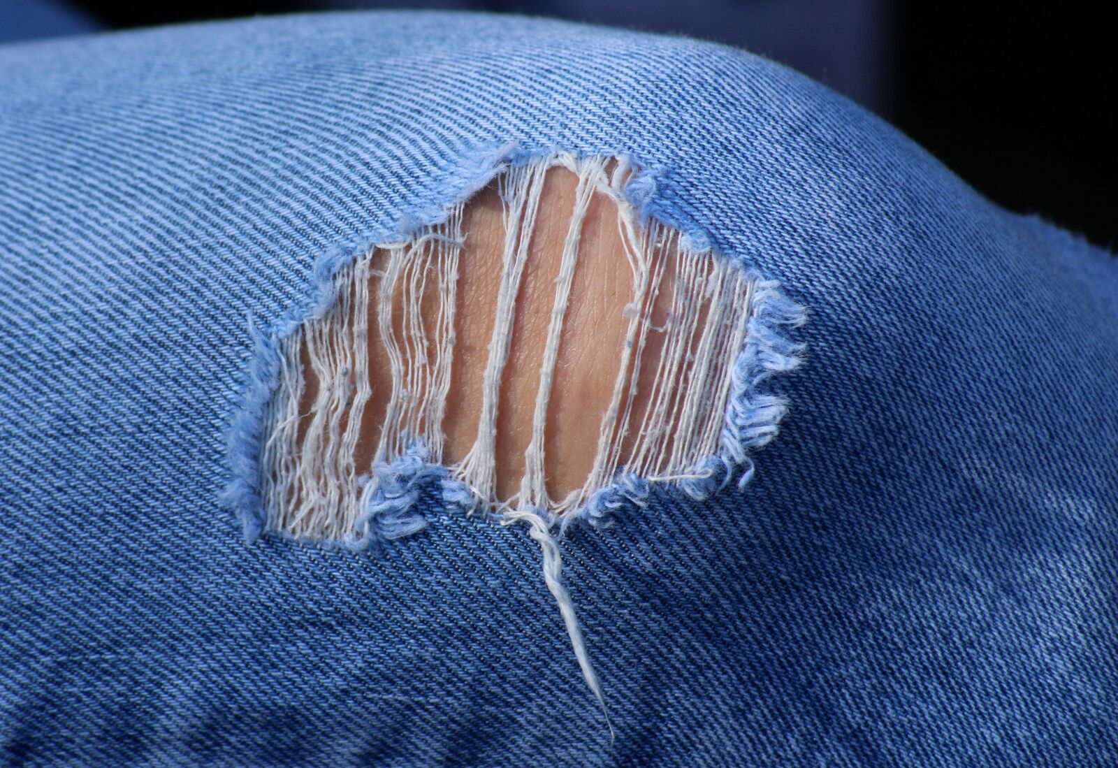 Canon EOS 1200D (EOS Rebel T5 / EOS Kiss X70 / EOS Hi) sample photo. Jeans, patch, hole photography