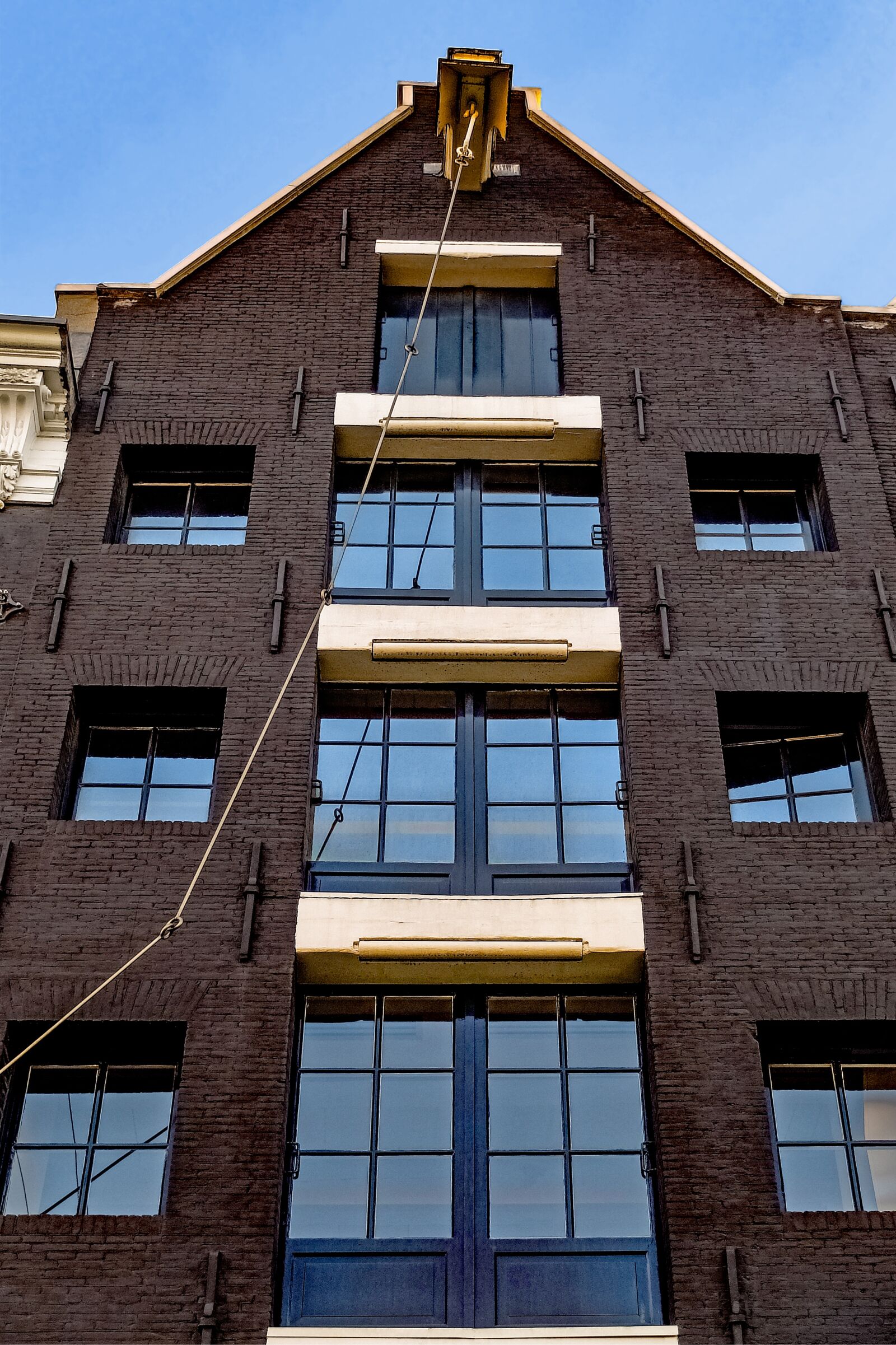 Fujifilm X30 sample photo. Building, facade, brick photography
