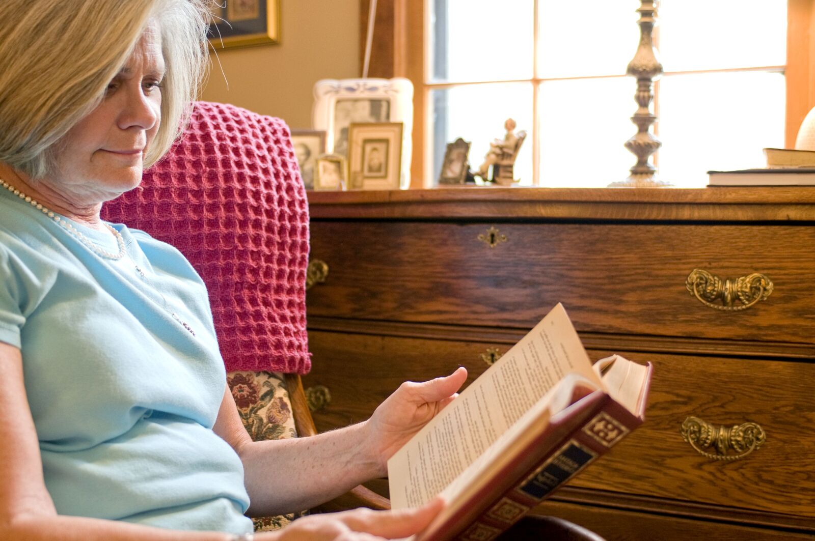 Nikon D300 sample photo. Woman, reading, book photography