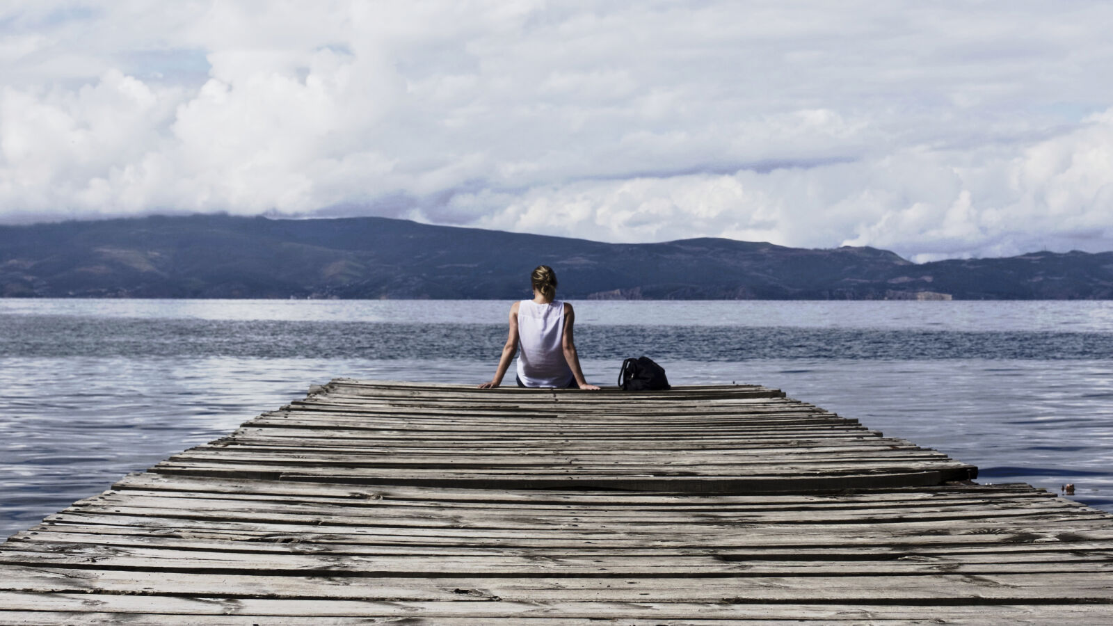 Canon EOS 6D + Canon EF 50mm F1.4 USM sample photo. Water, clouds, women, sitting photography