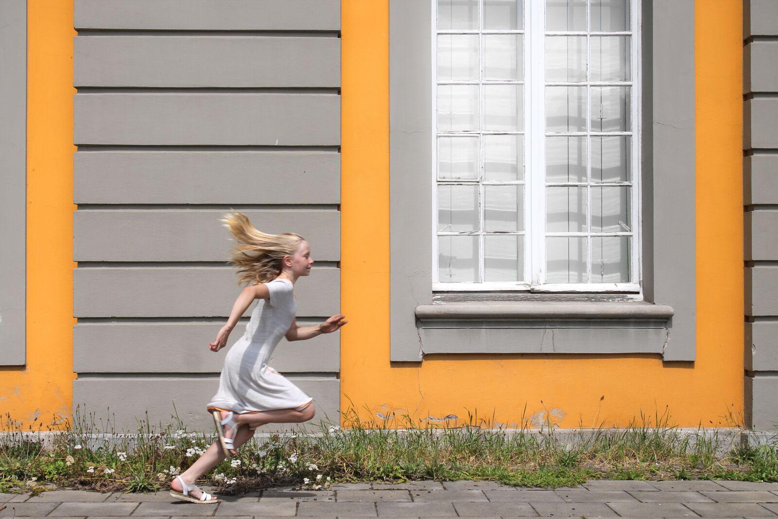 Canon EOS 1100D (EOS Rebel T3 / EOS Kiss X50) sample photo. Wall, girl, run photography