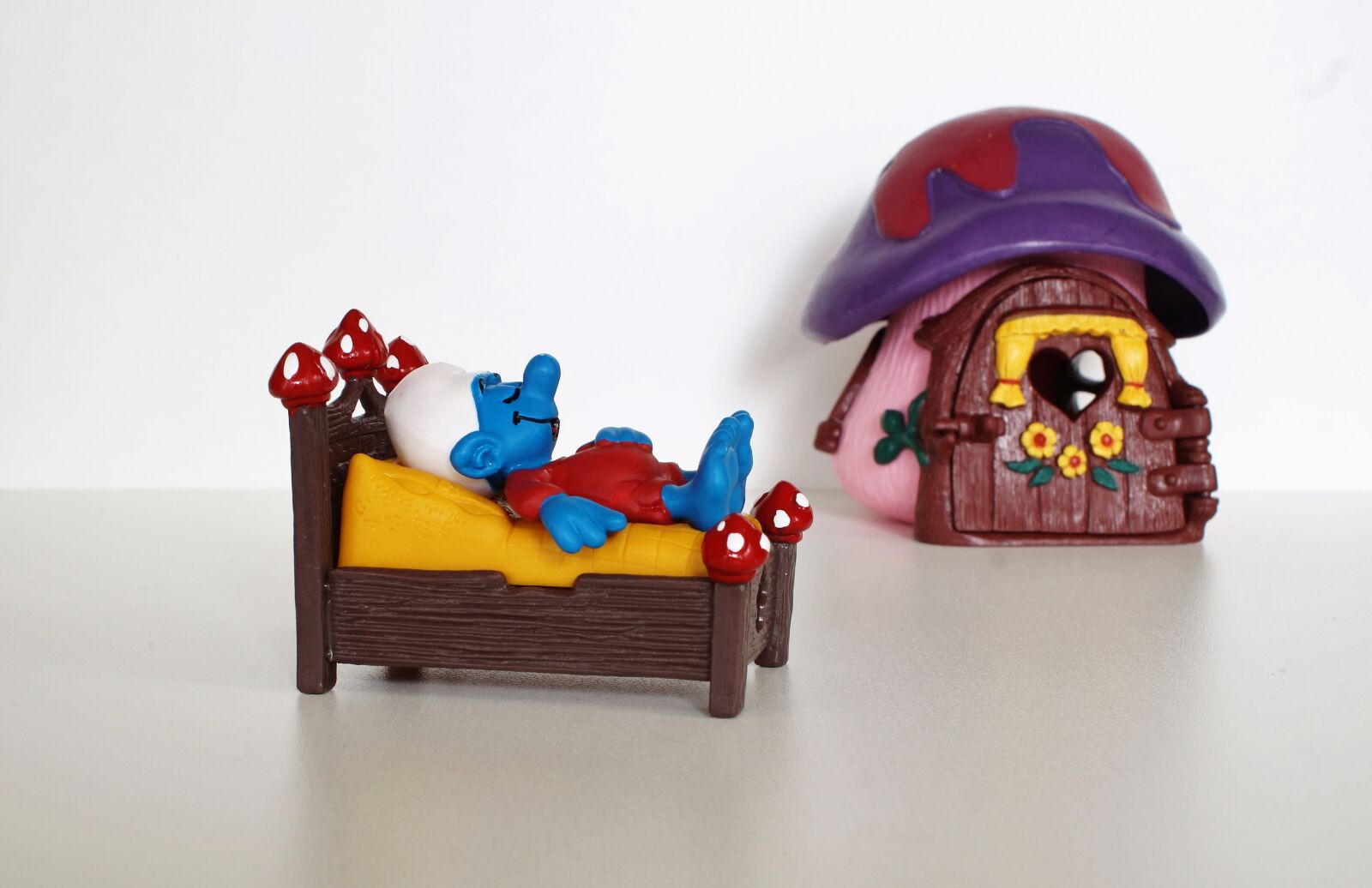 Sony DT 18-70mm F3.5-5.6 sample photo. Smurf, smurfs, figure photography